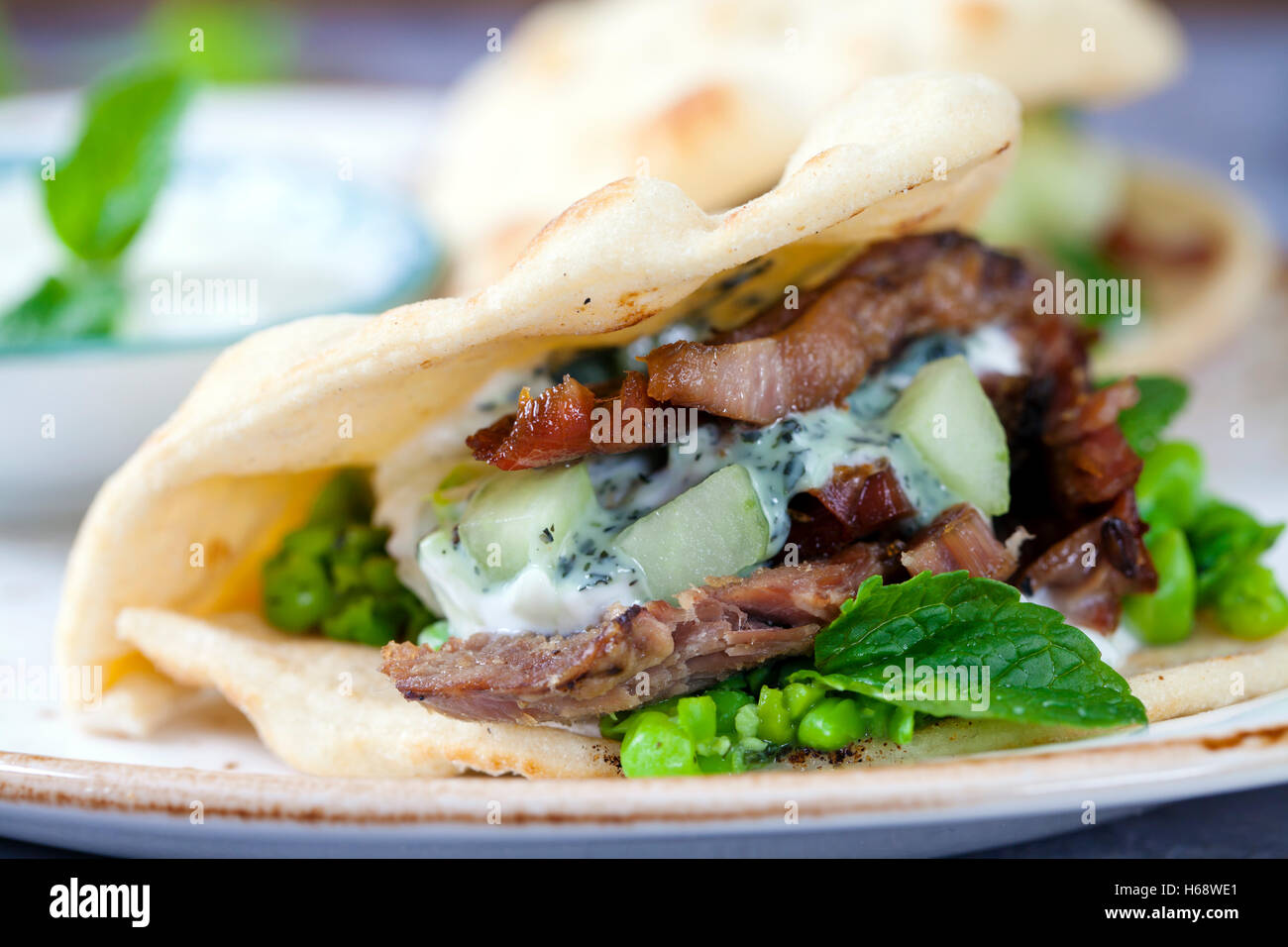 Mini piatto con pane croccante di agnello, purea di piselli, cetriolo, menta e salsa di yogurt Foto Stock