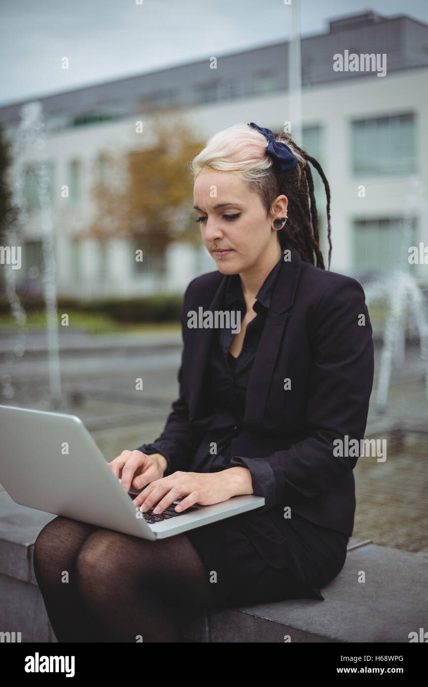 Imprenditrice utilizzando laptop Foto Stock