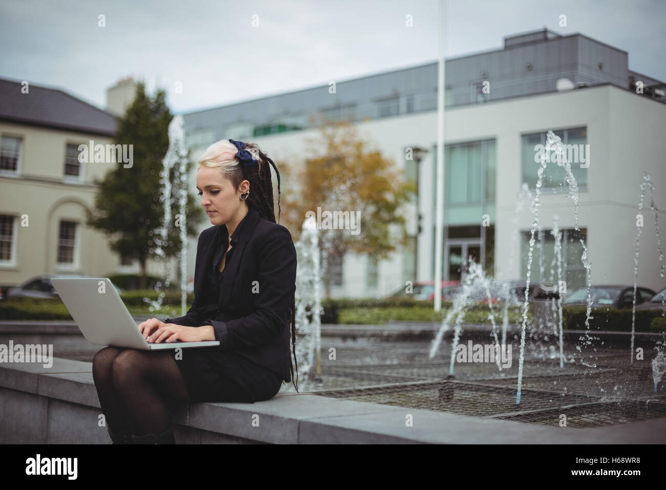 Imprenditrice utilizzando laptop Foto Stock