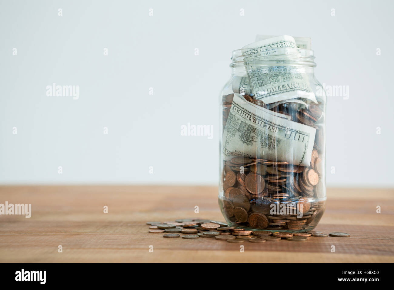 Close-up di monete e moneta note in vaso Foto Stock