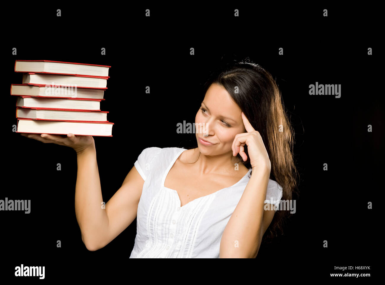 Giovane donna con la pila di libri Foto Stock