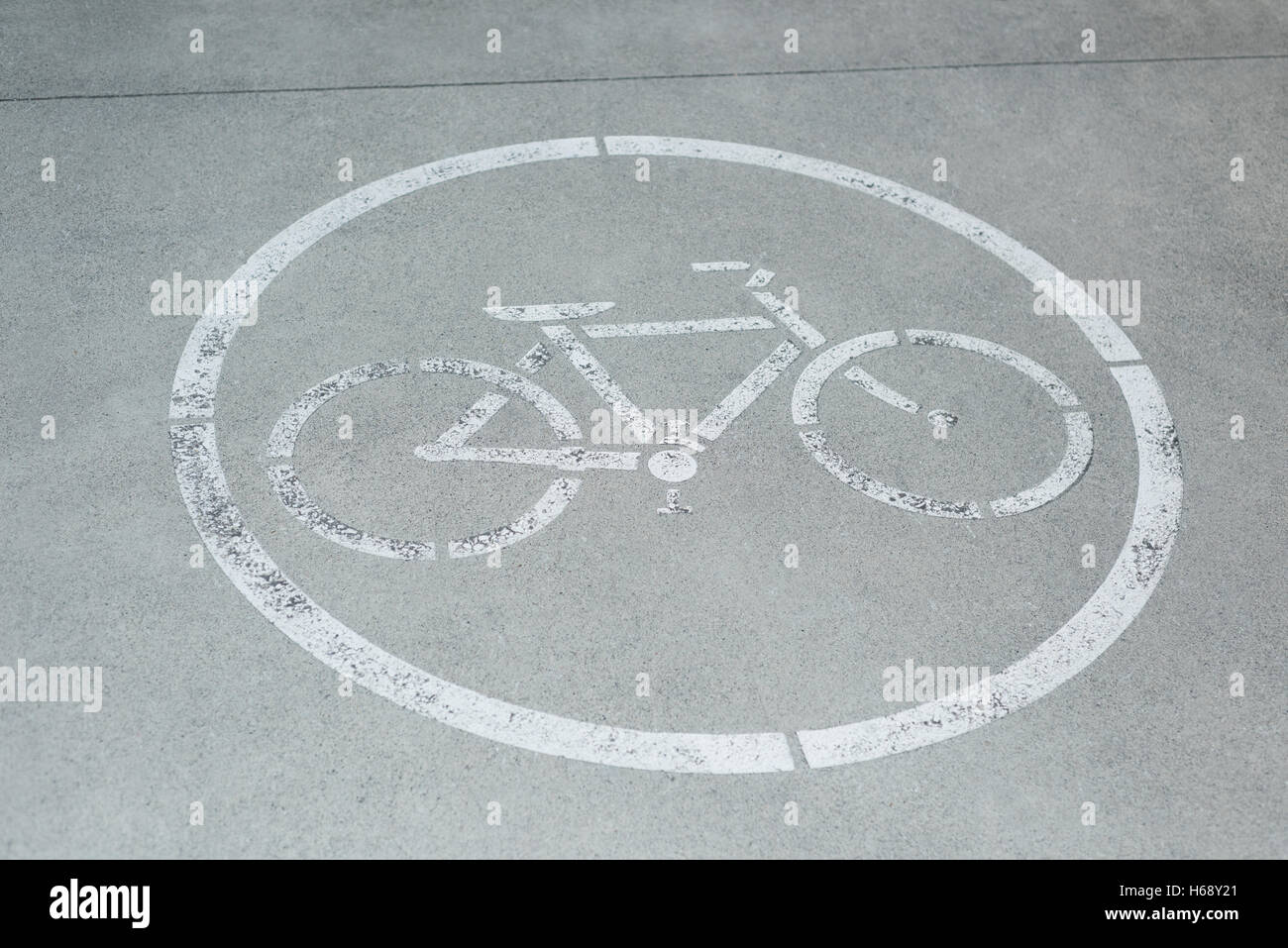 Pista ciclabile sulla superficie stradale Foto Stock