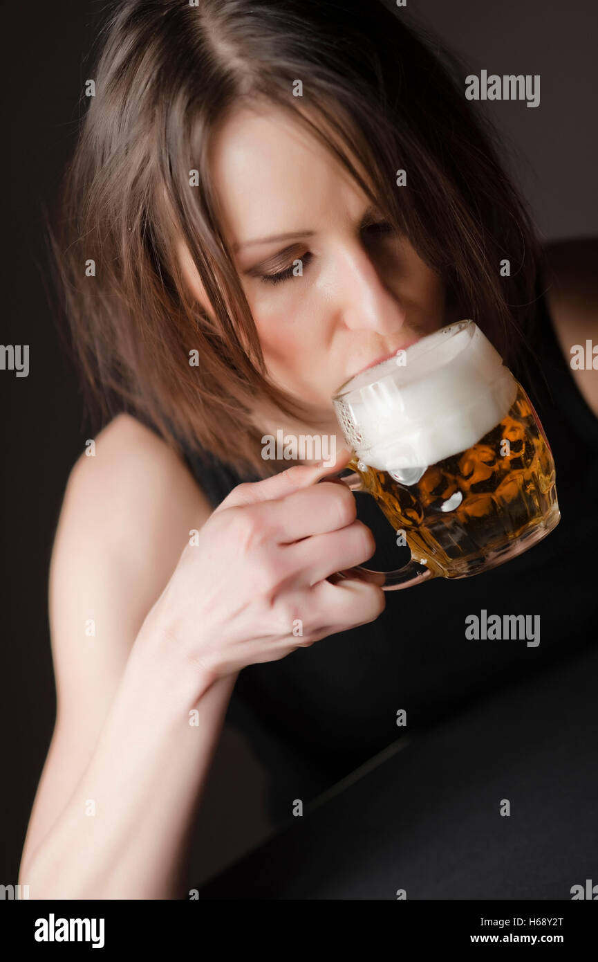 Bevuto donna bere birra Foto Stock