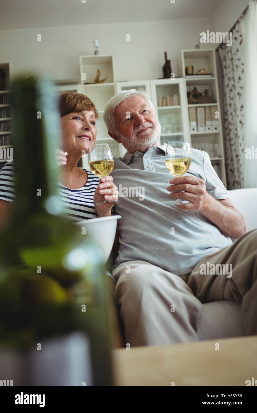 Coppia senior con bicchieri di vino Foto Stock