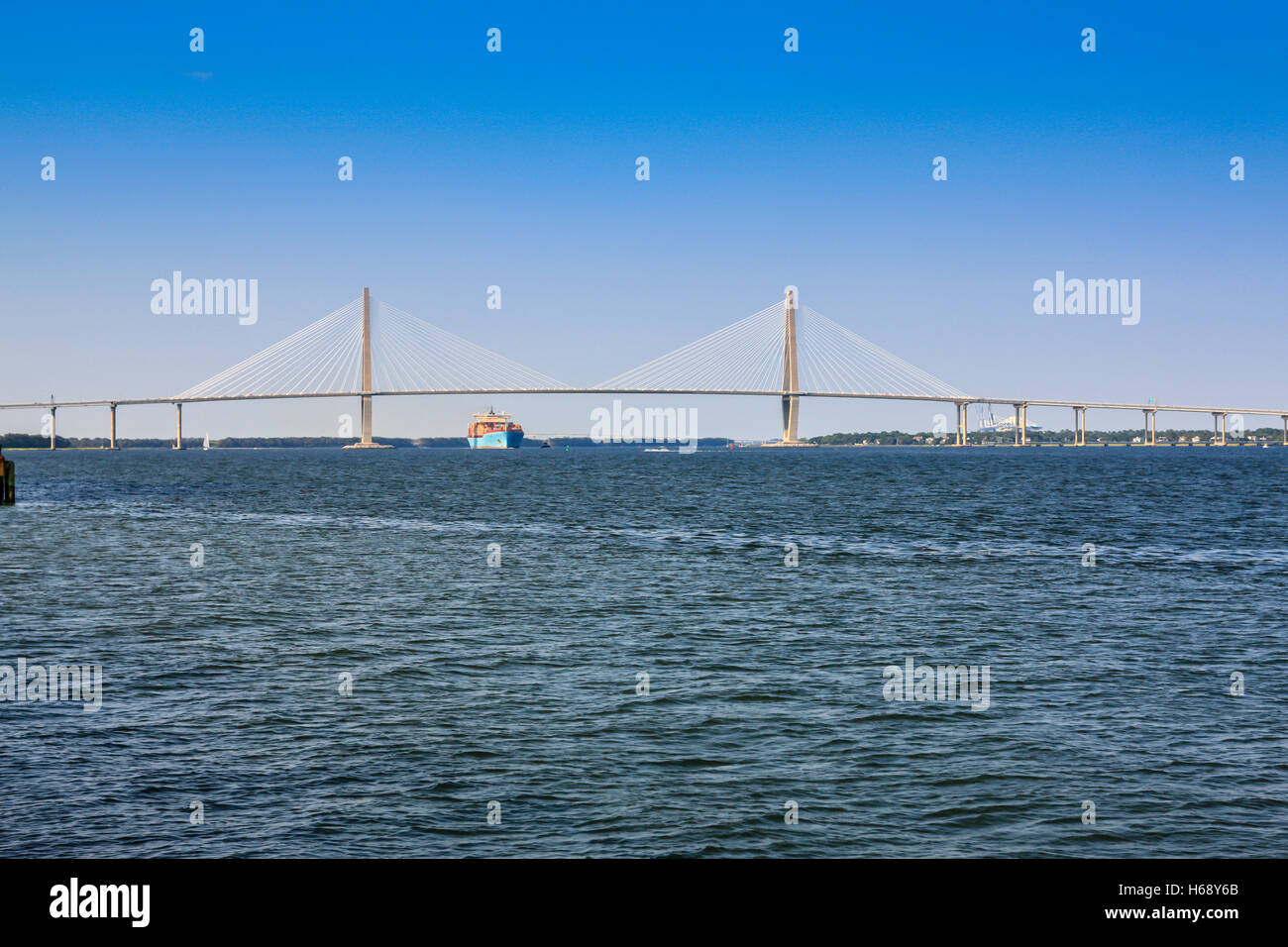 Navi cargo che passano al di sotto del Arthur Ravenel jr.ponte sul fiume Cooper a Charleston, Sc Foto Stock