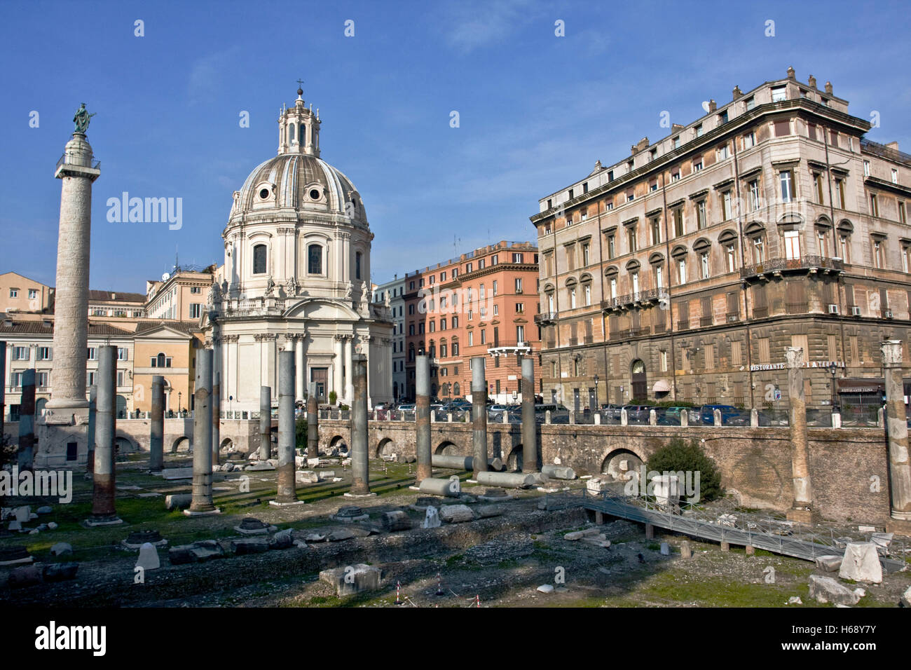Santissimo Nome di Maria, la Chiesa del Santissimo Nome di Maria al Foro Traiano con il Foro Traiano e colonne Foto Stock