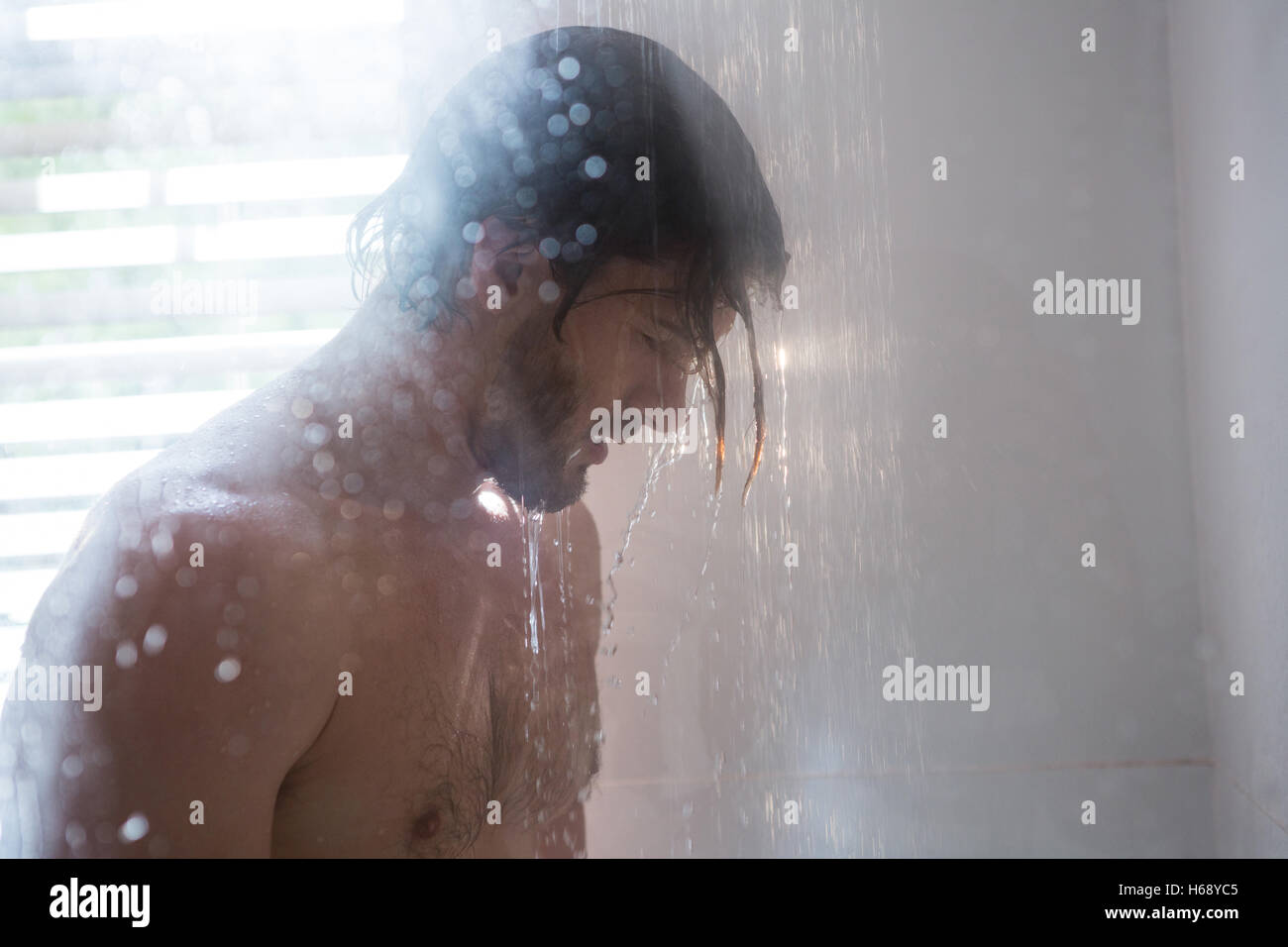 Uomo in doccia immagini e fotografie stock ad alta risoluzione - Alamy