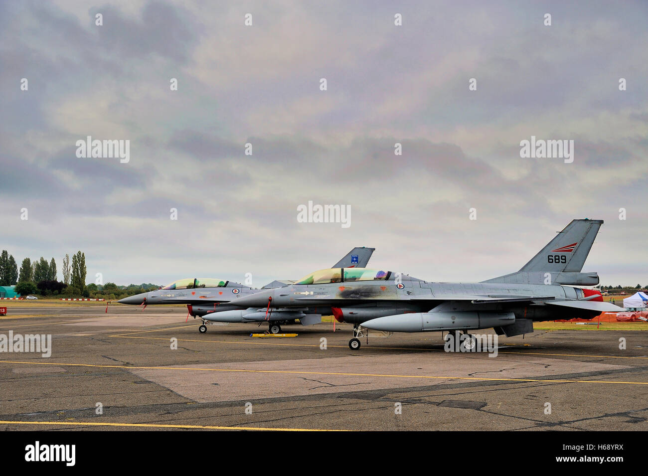 Due Norwegian Air Force General Dynamics F-16s a North Weald Airfield, Essex, Inghilterra, Regno Unito, Europa Foto Stock