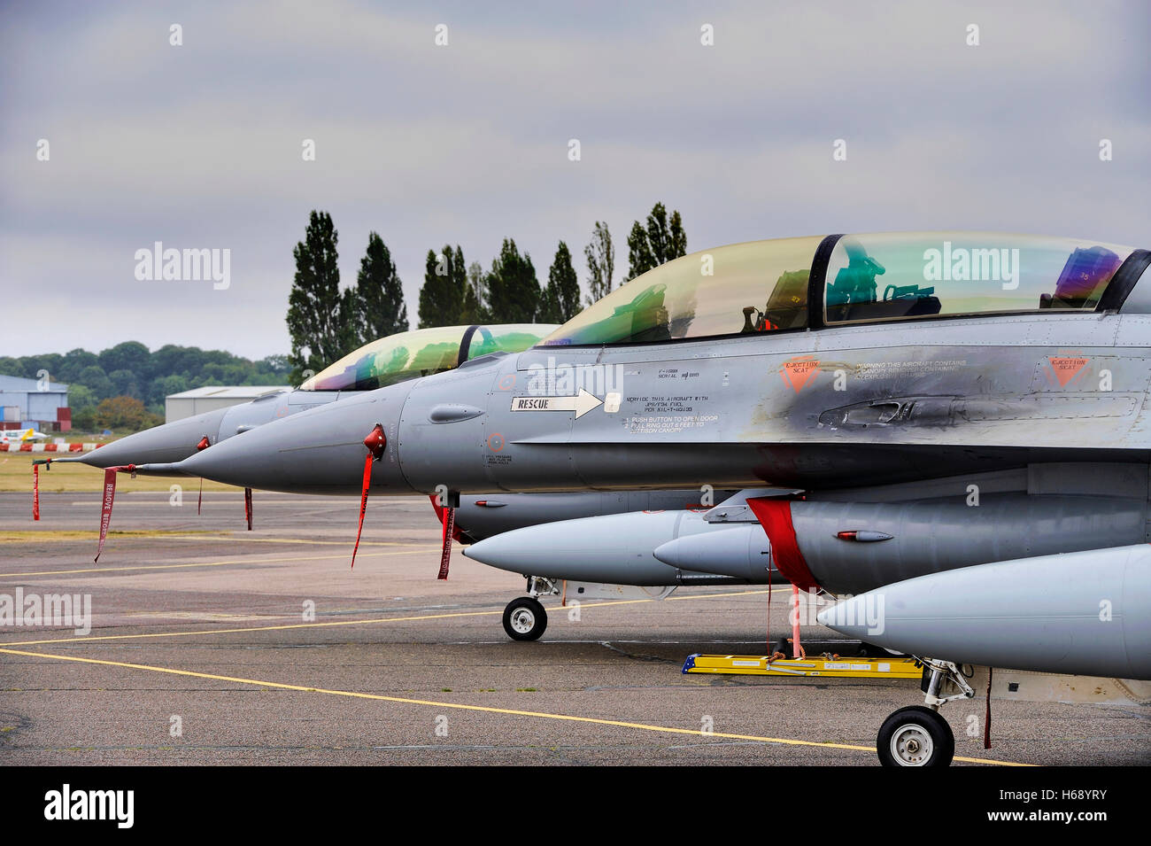 Due Norwegian Air Force General Dynamics F-16s a North Weald Airfield, Essex, Inghilterra, Regno Unito, Europa Foto Stock