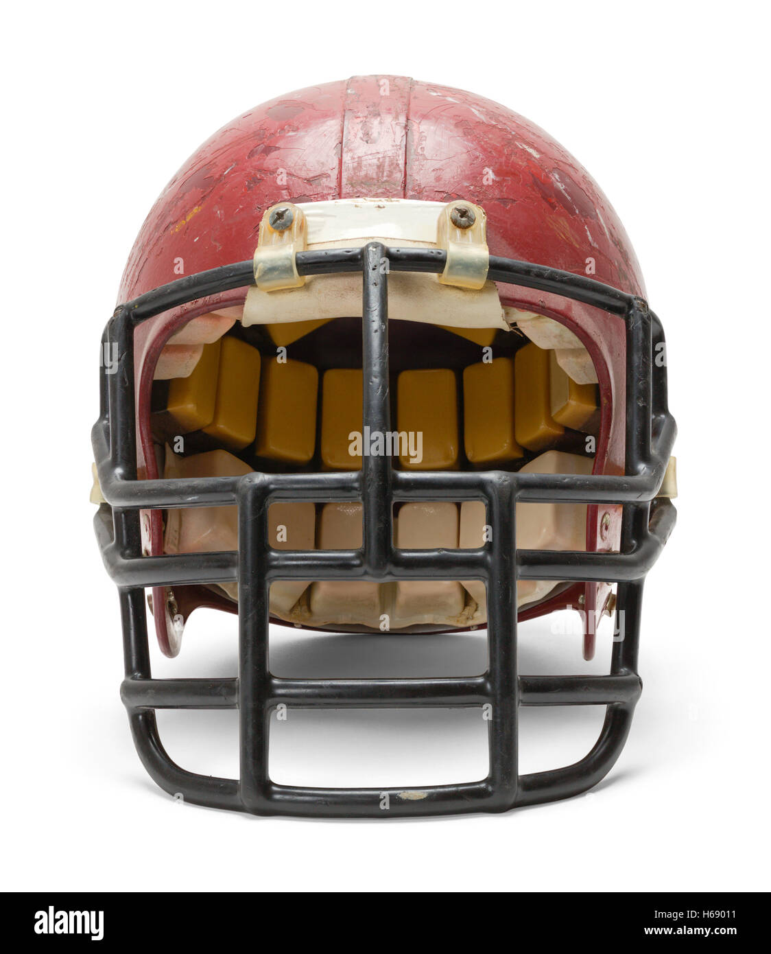 Vista frontale del vecchio casco da football isolati su sfondo bianco. Foto Stock