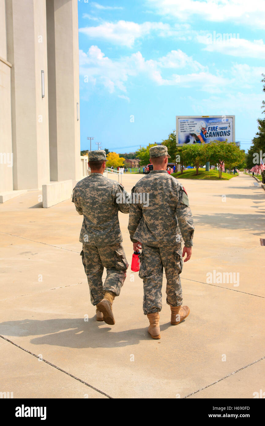 I soldati della guardia nazionale presso la cittadella stadium di Charleston SC Foto Stock
