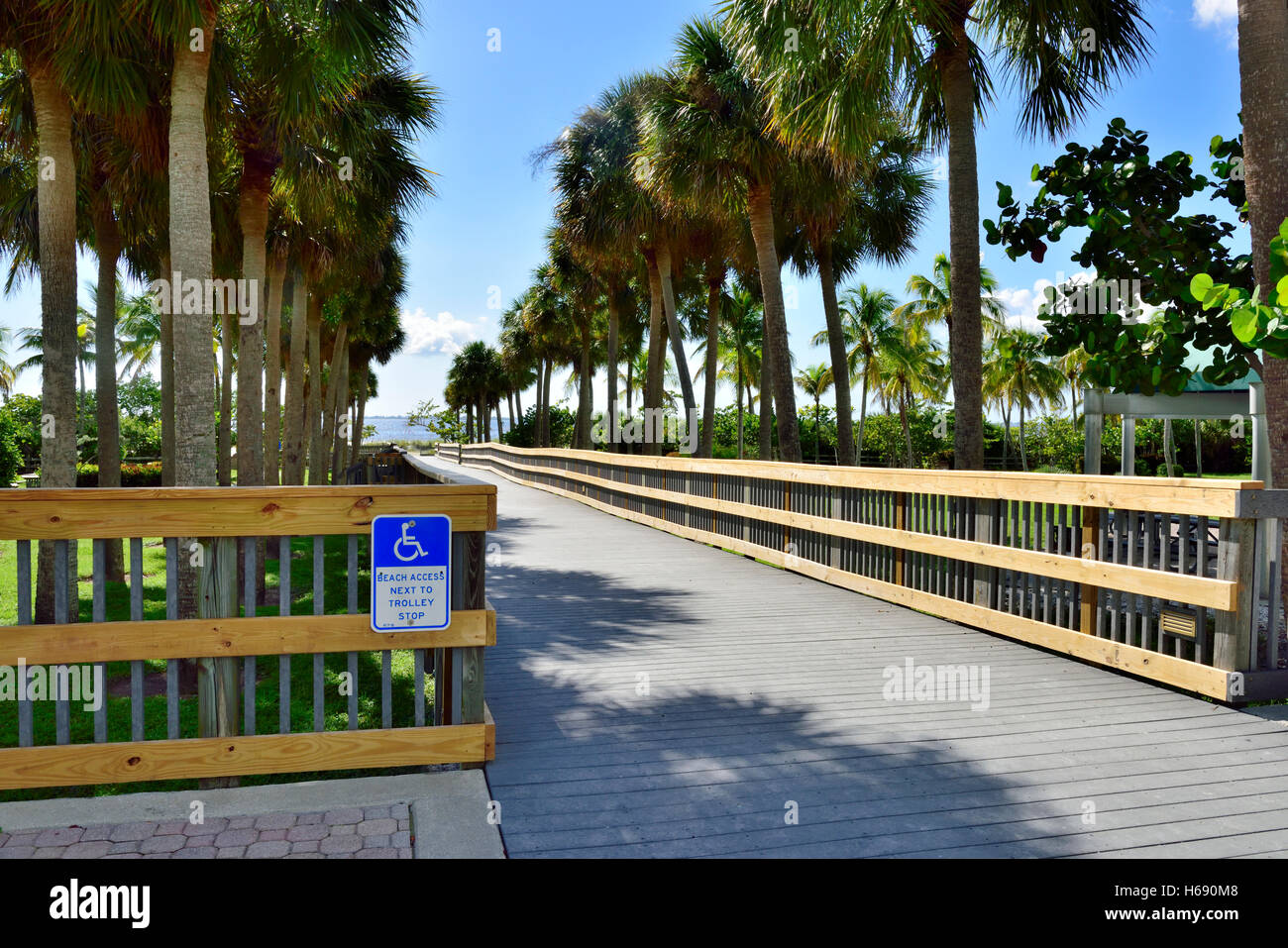 Rampa di legno la passerella che consente accesso per sedie a rotelle a Fort Myers Beach, Florida Foto Stock