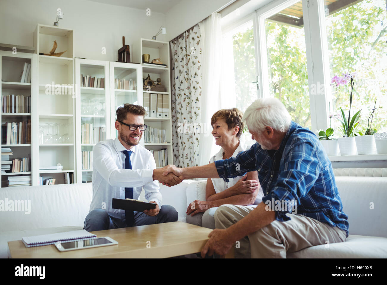 Advisor finanziario stringono le mani con uomo senior Foto Stock