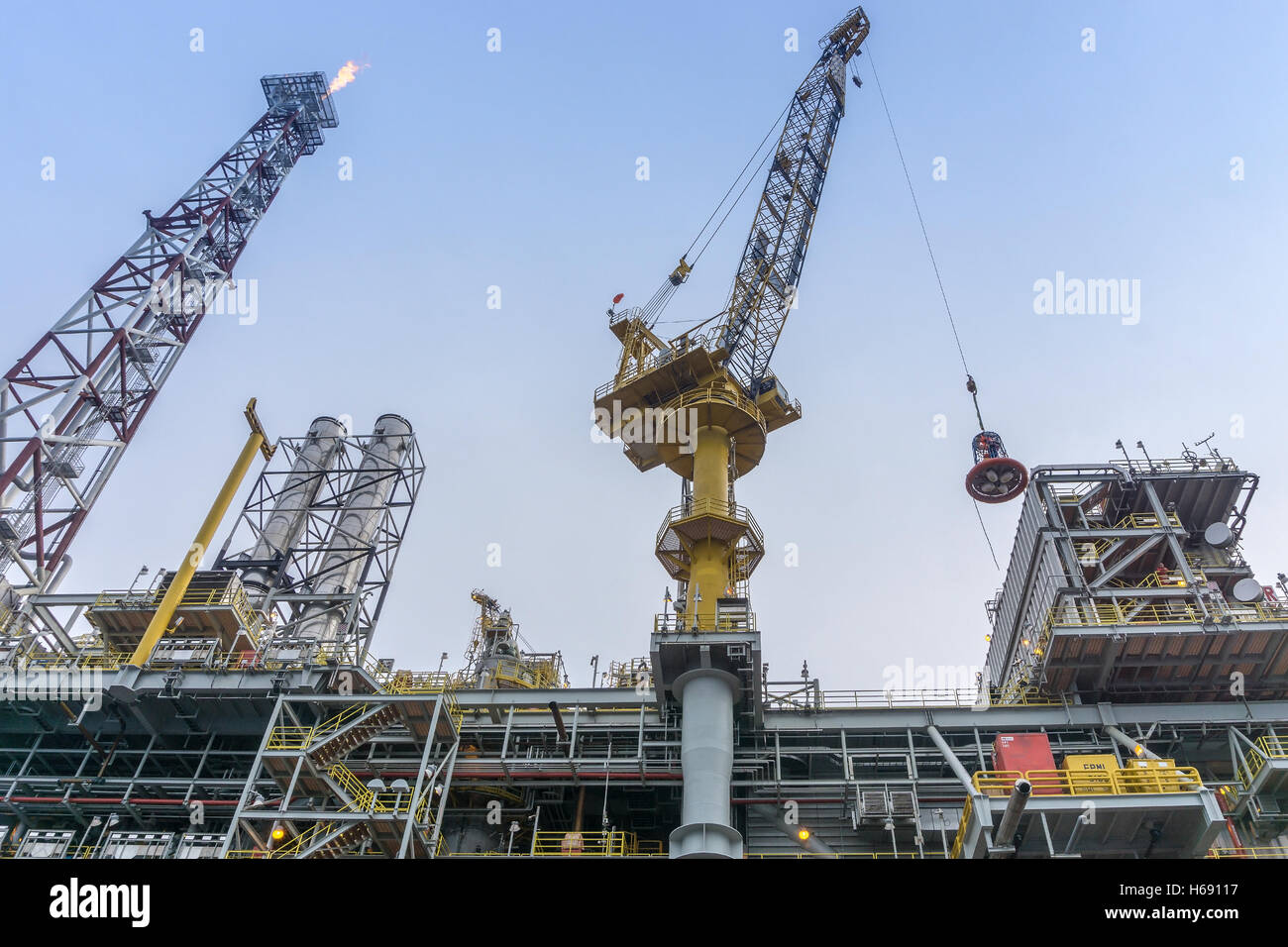 Il personale di trasferimento di cestello. Trasferire gli equipaggi offshore da rig per la barca con la gru. Foto Stock