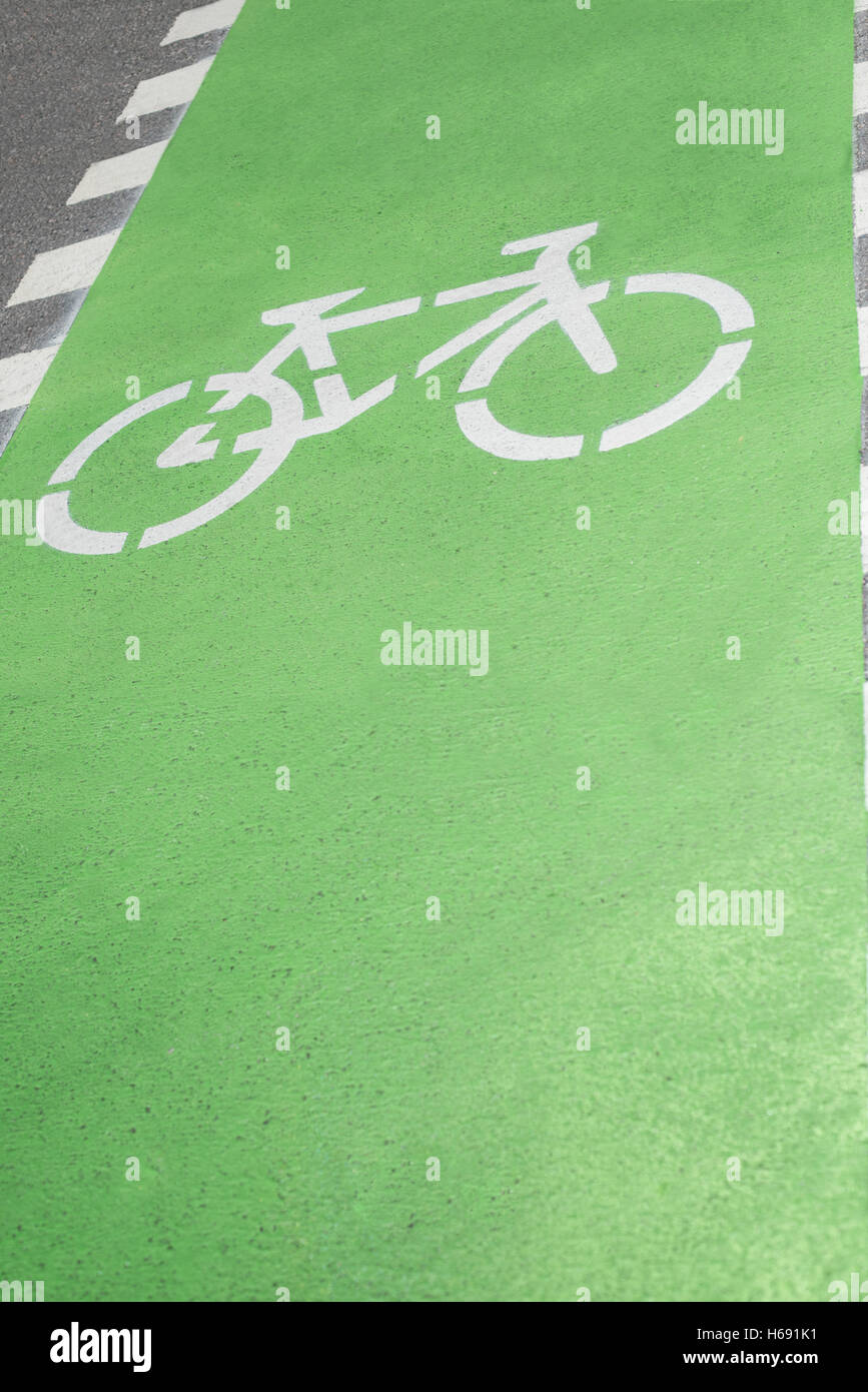 Pista ciclabile sulla superficie stradale Foto Stock