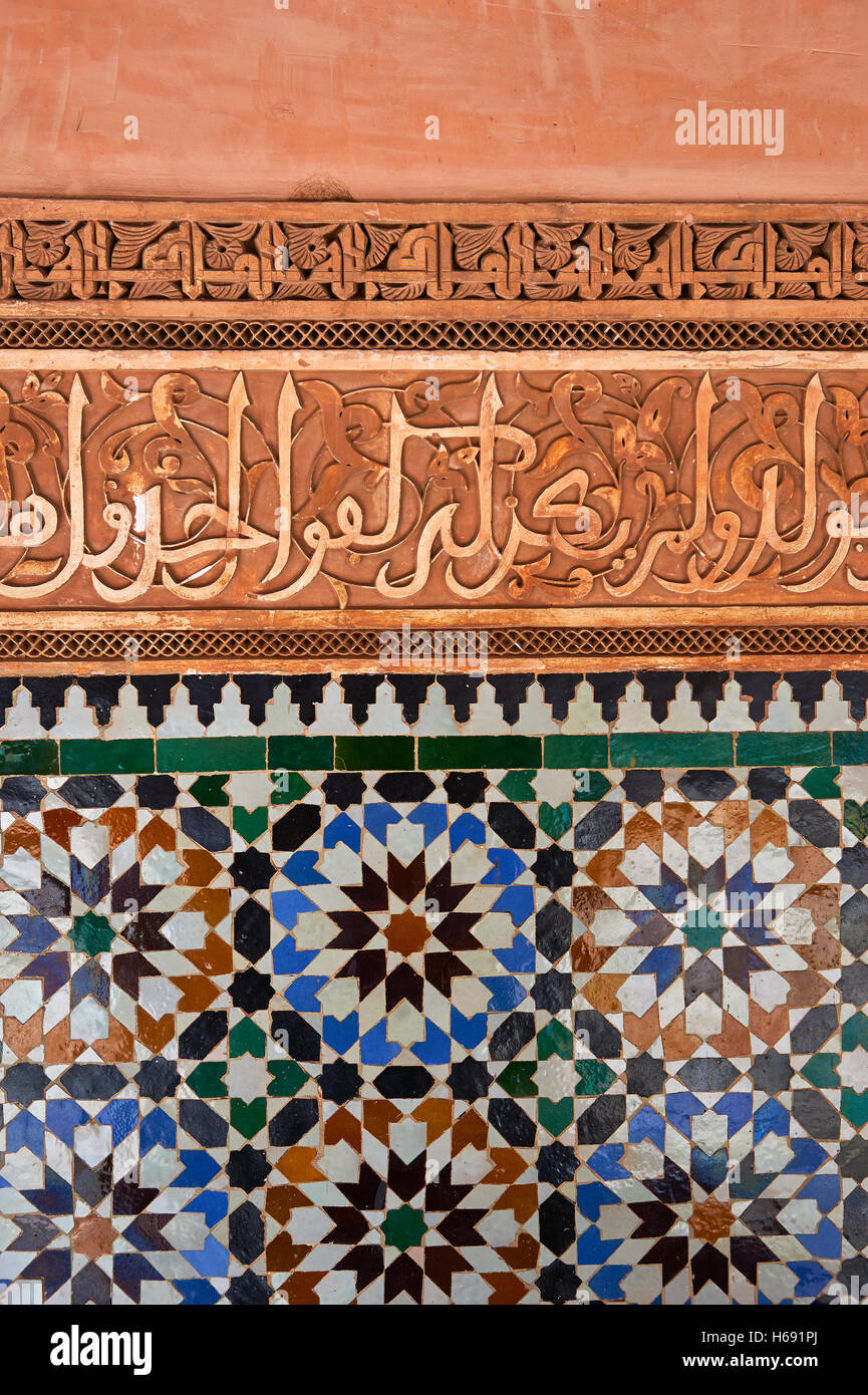 Berber arabesque Morcabe intonaco e piastrelle Zellige del XIV secolo Ben Youssef Madersa (islamica college) ri-costruito Foto Stock
