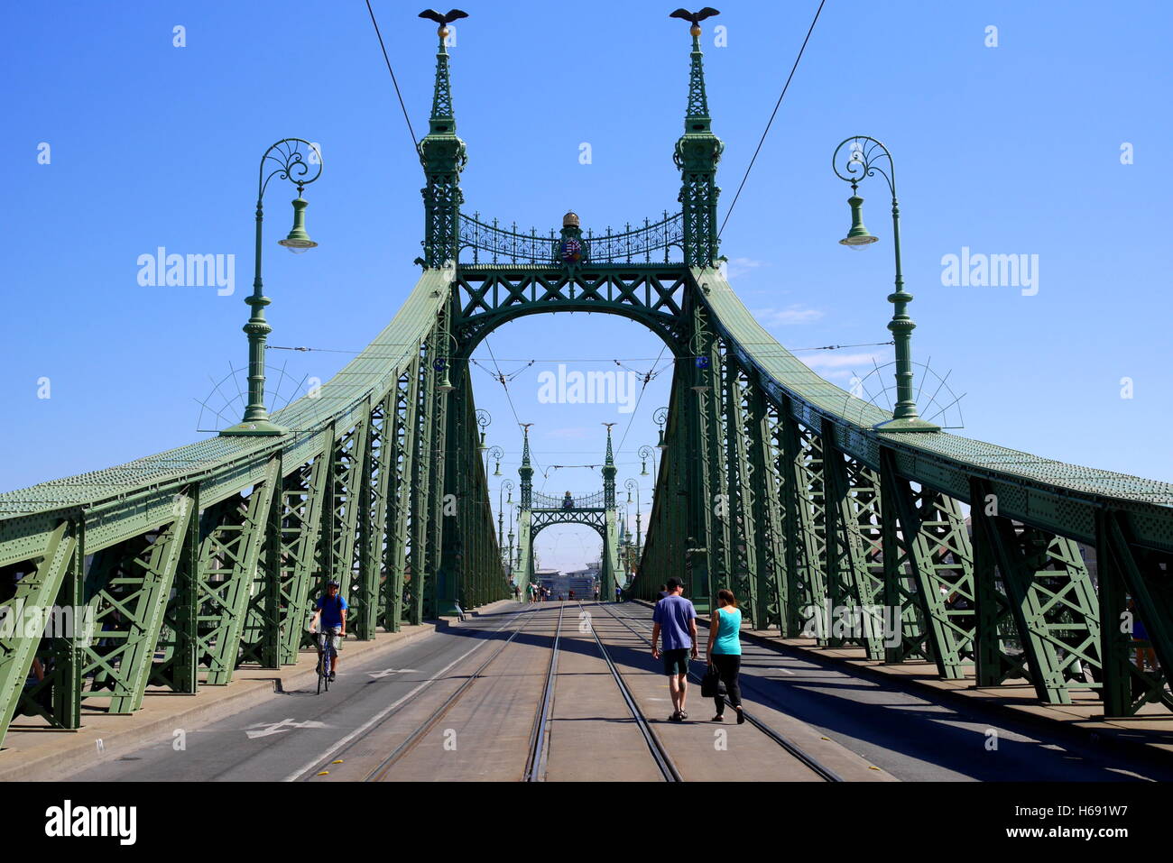 Ponte della Libertà (Szabadsag hid), attraversando il fiume Danubio, guardando verso Pest da Buda, Budapest, Ungheria Foto Stock