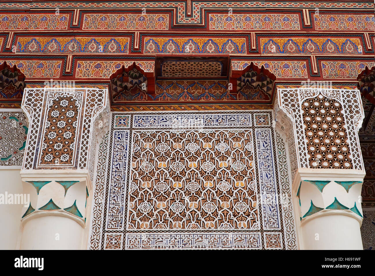 Berber Arabesque Morcabe plasterwok decorativa del Museo di Marrakesh nel dar Menebhi Palace, Marrakech, Marocco Foto Stock