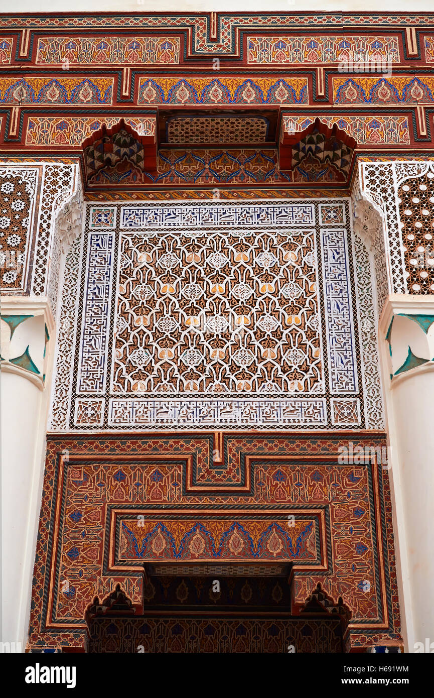 Berber Arabesque Morcabe plasterwok decorativa del Museo di Marrakesh nel dar Menebhi Palace, Marrakech, Marocco Foto Stock