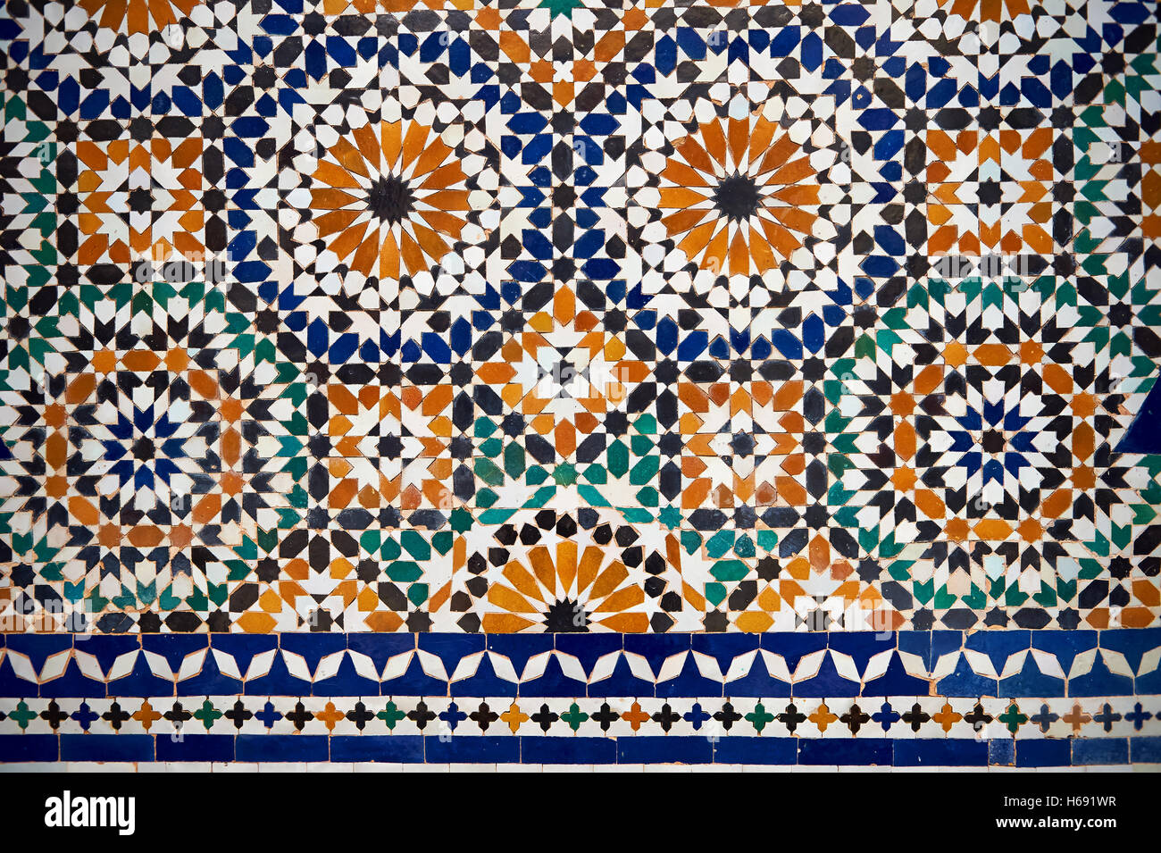 Berber Arabesque piastrelle Zellige del Museo di Marrakesh nel dar Menebhi Palace, Marrakech, Marocco Foto Stock