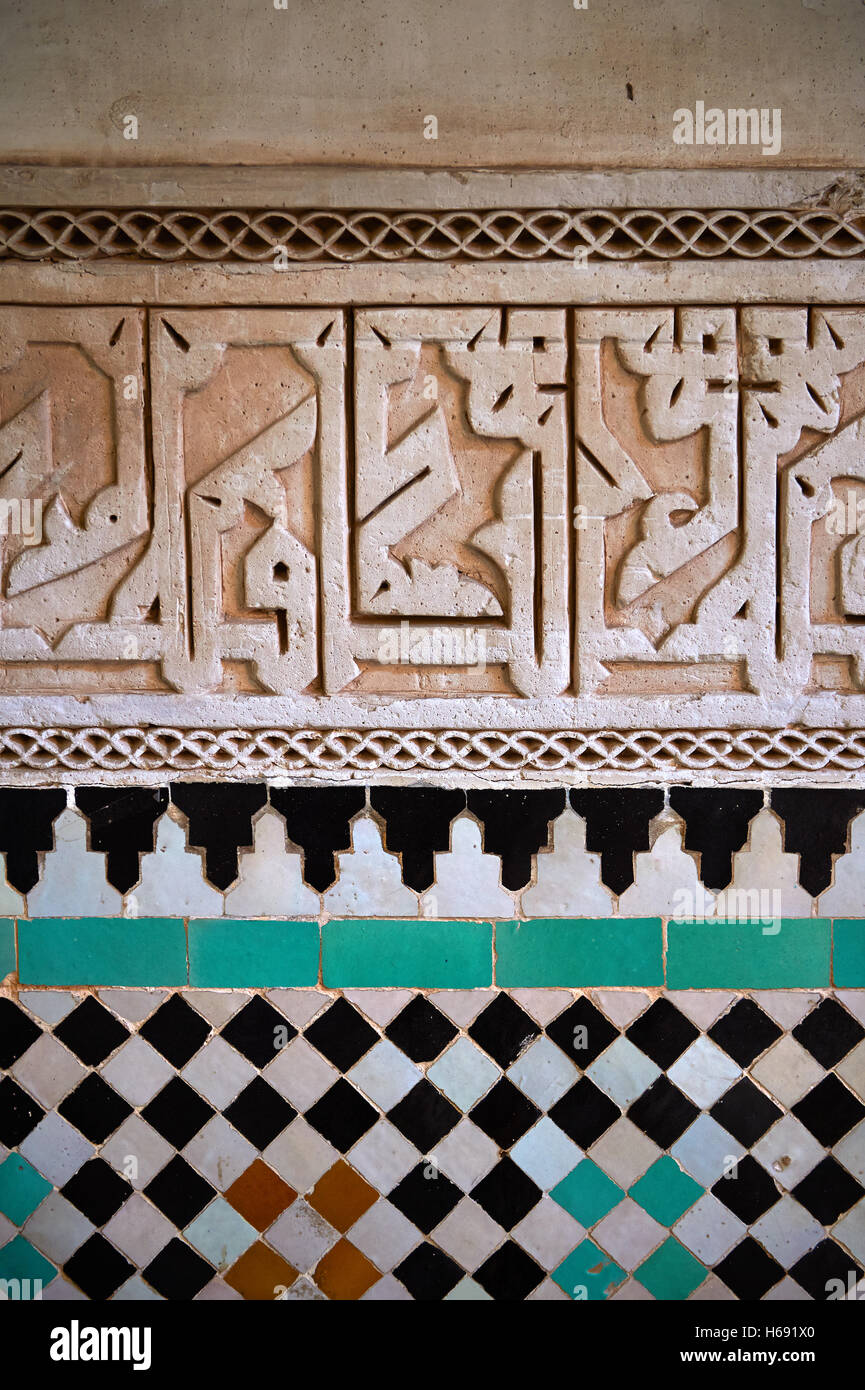 Berber Arabesque Morcabe plasterwok piastrelle Zellige del Museo di Marrakesh nel dar Menebhi Palace, Marrakech, Marocco Foto Stock