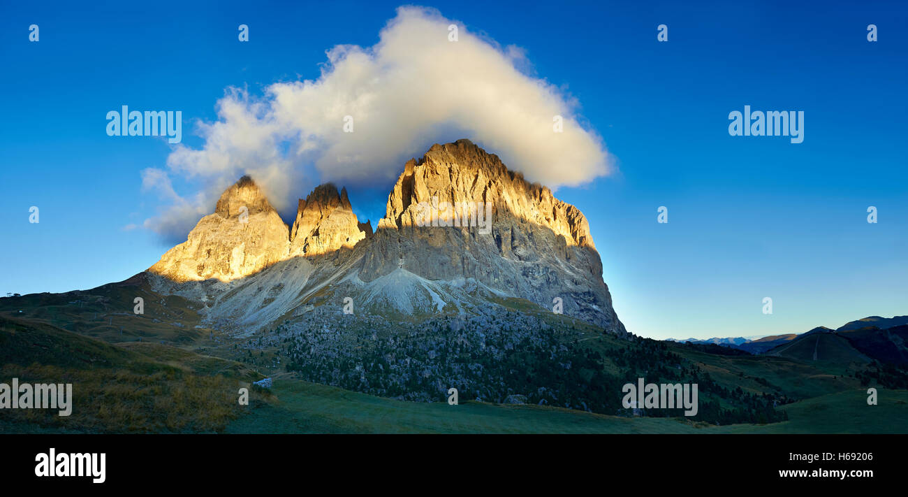 Sassolungo montagna 3081m. alto, dal Passo Sella tra la Val Gardena e la Val di Fassa Dolomiti Occidentali, Italia Foto Stock
