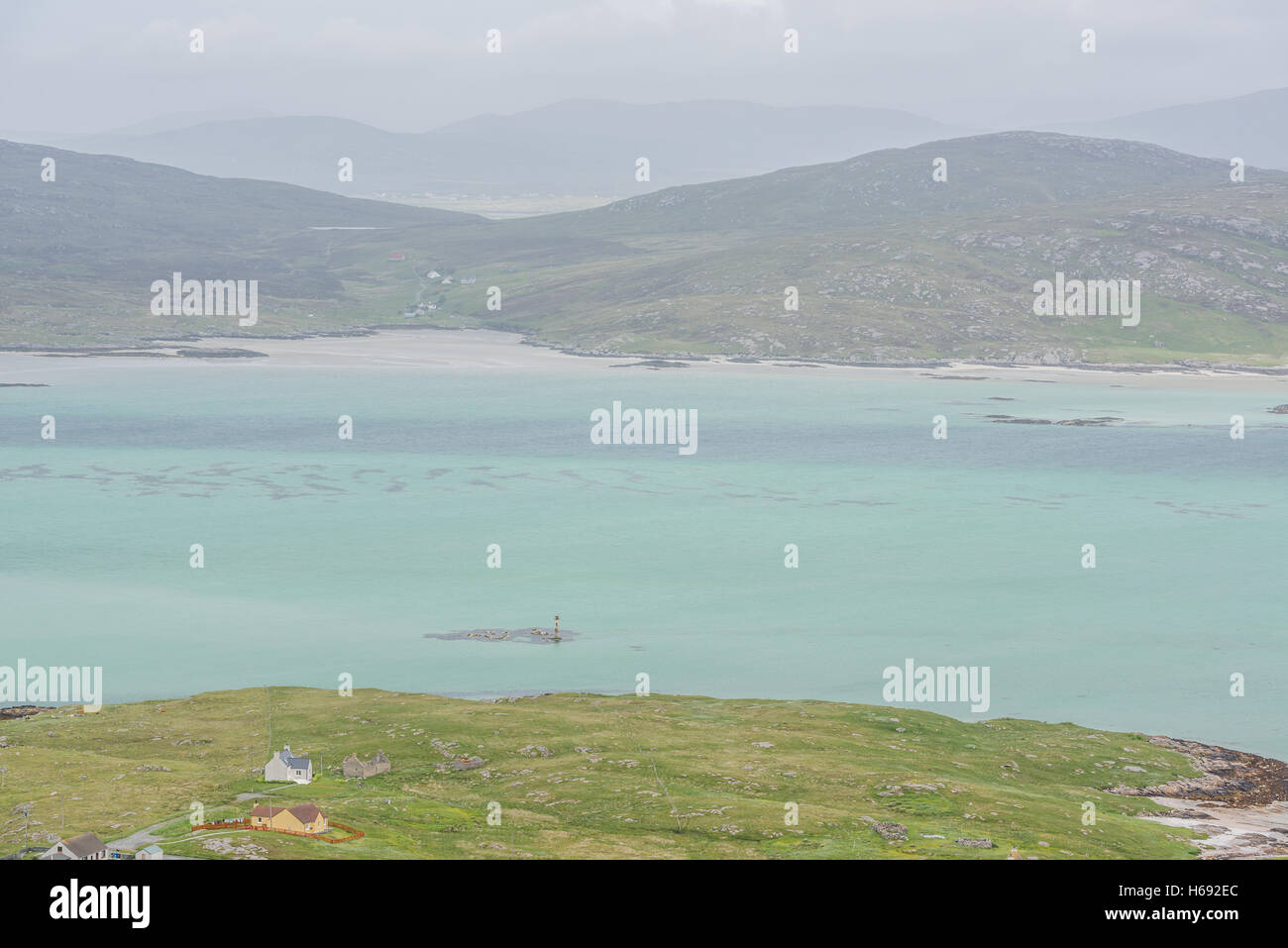Guardando oltre all'isola di Barra da Vattersay nelle Ebridi Esterne della Scozia. Foto Stock