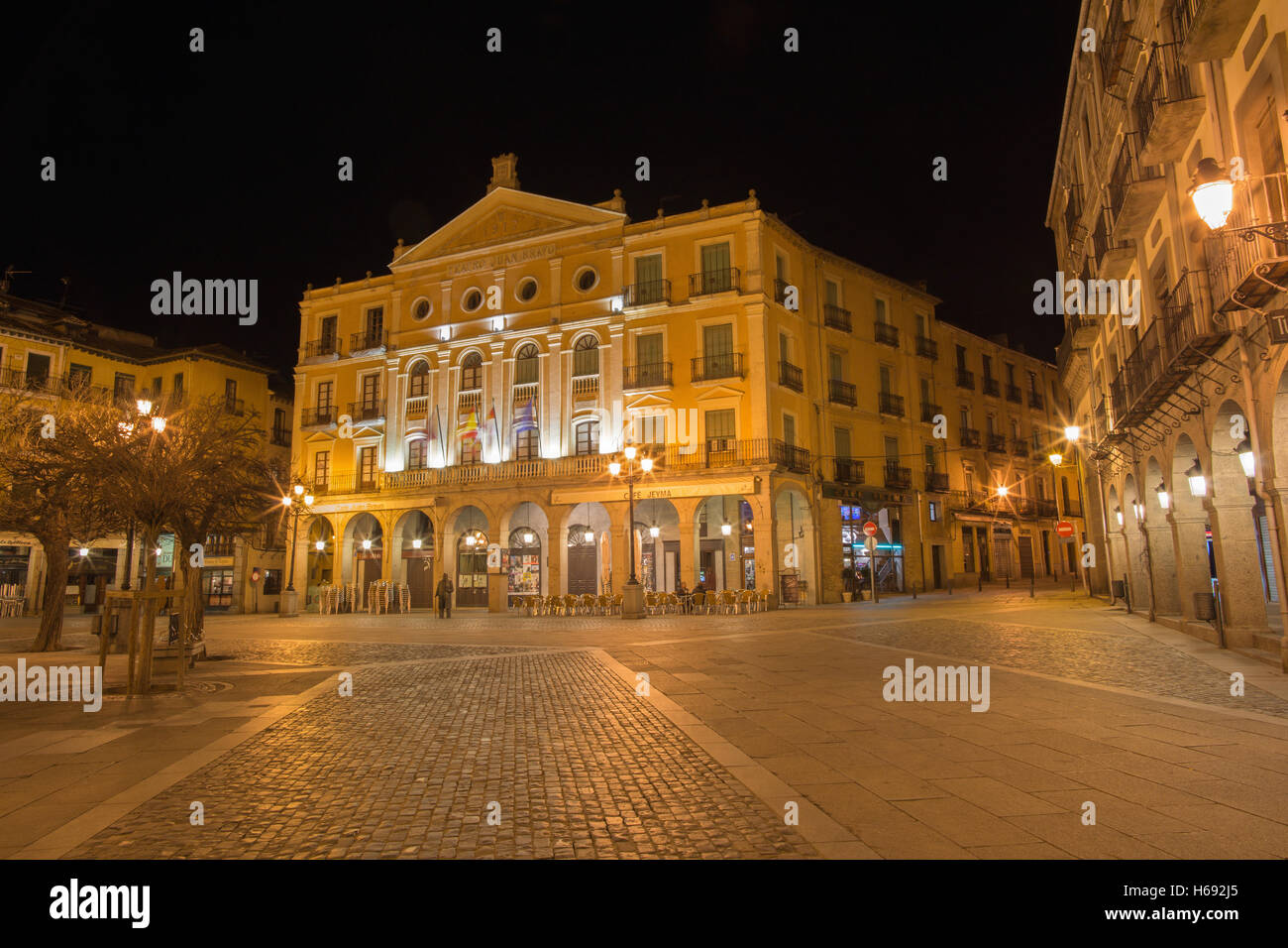 SEGOVIA, SPAGNA, aprile - 13, 2016: Juan Bravo teatro sulla piazza di Plaza Mayor e a notte. Foto Stock