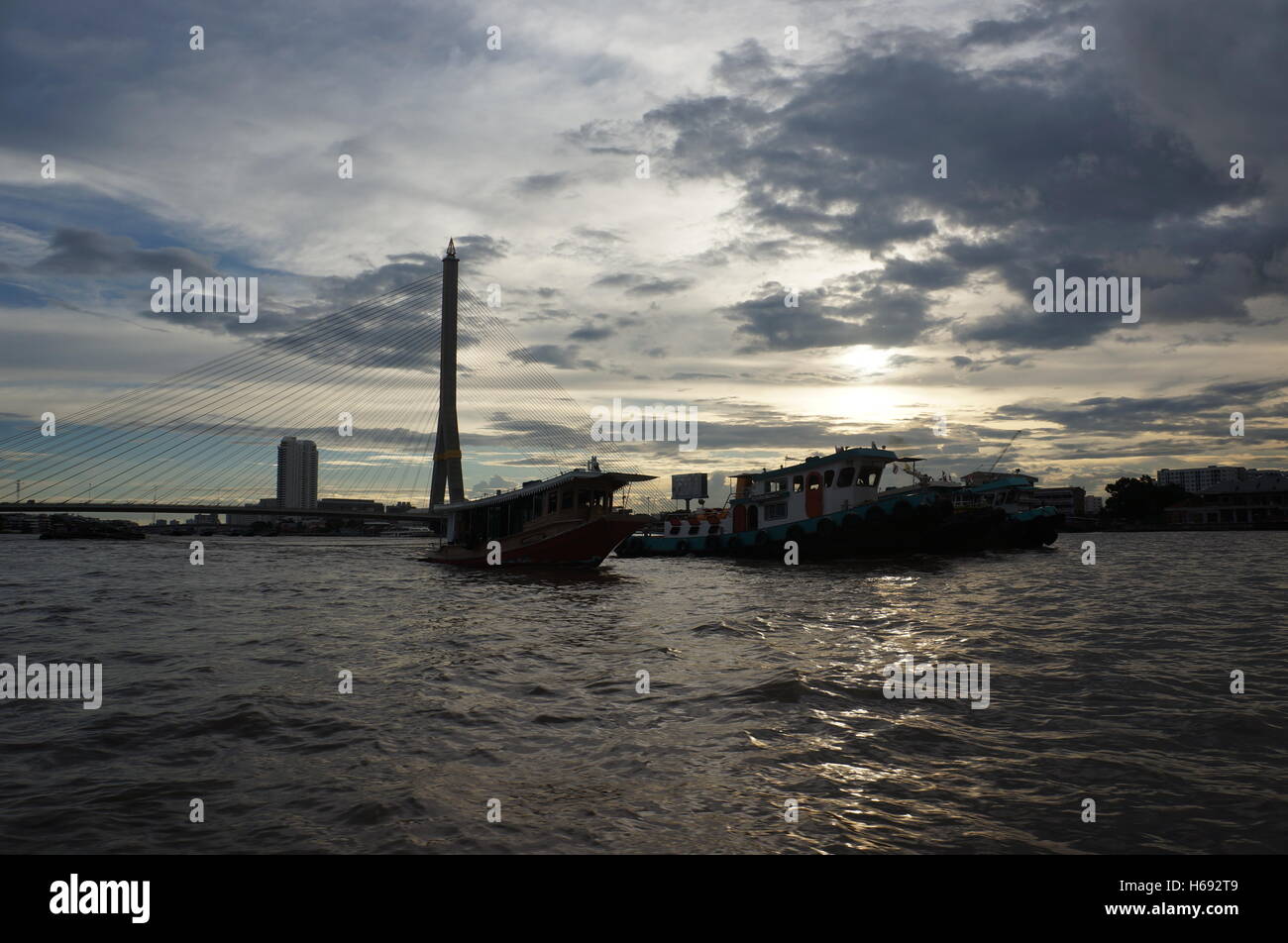 Barche sul Fiume Chao Praya fiume al tramonto a Bangkok, in Thailandia Foto Stock