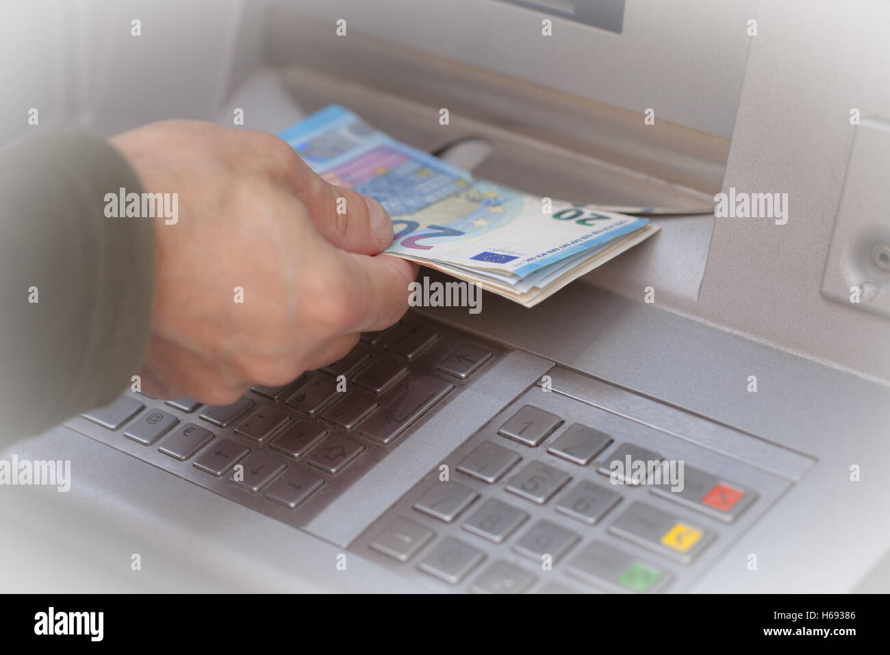 Come ottenere il denaro a ATM Foto Stock