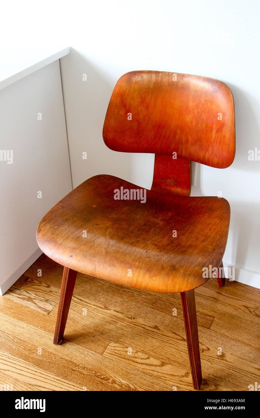 Una sedia Eames all'interno della casa Weidlinger in Wellfleet riflette la casa midcentury estetica moderna Foto Stock