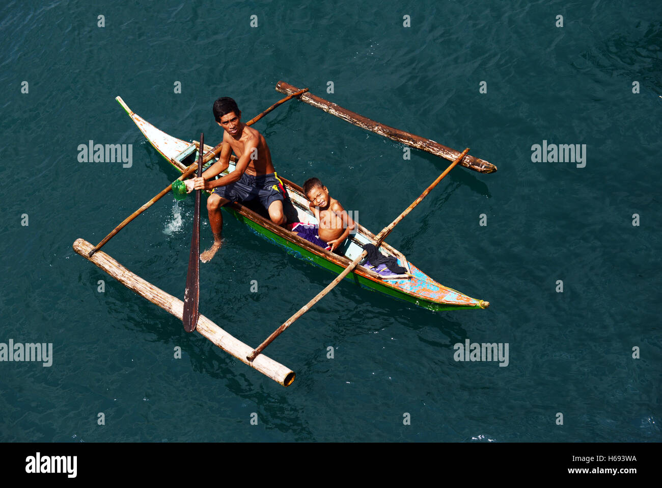 Badjao zingari del mare raccogliendo monete lanciate contro di loro da un  traghetto a Batangas, Filippine Foto stock - Alamy