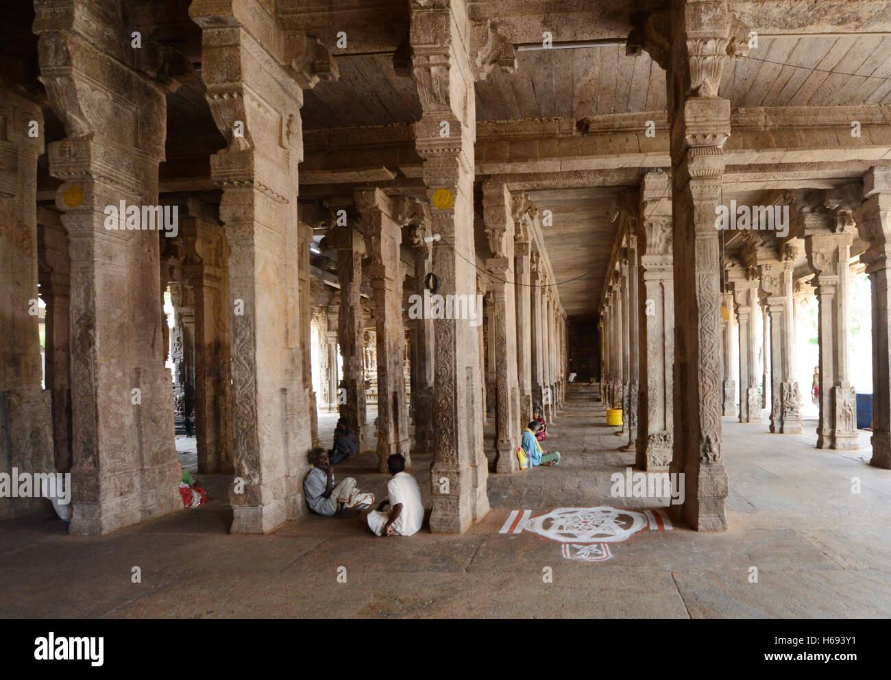 Pellegrini indù in appoggio in Sri Ranganathaswamy tempio di Trichy, Tamil Nadu, India. Foto Stock