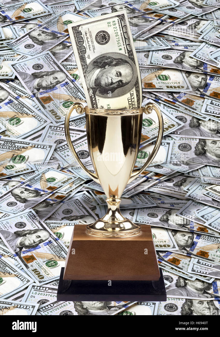 Golden Trophy piena di contanti. Foto Stock