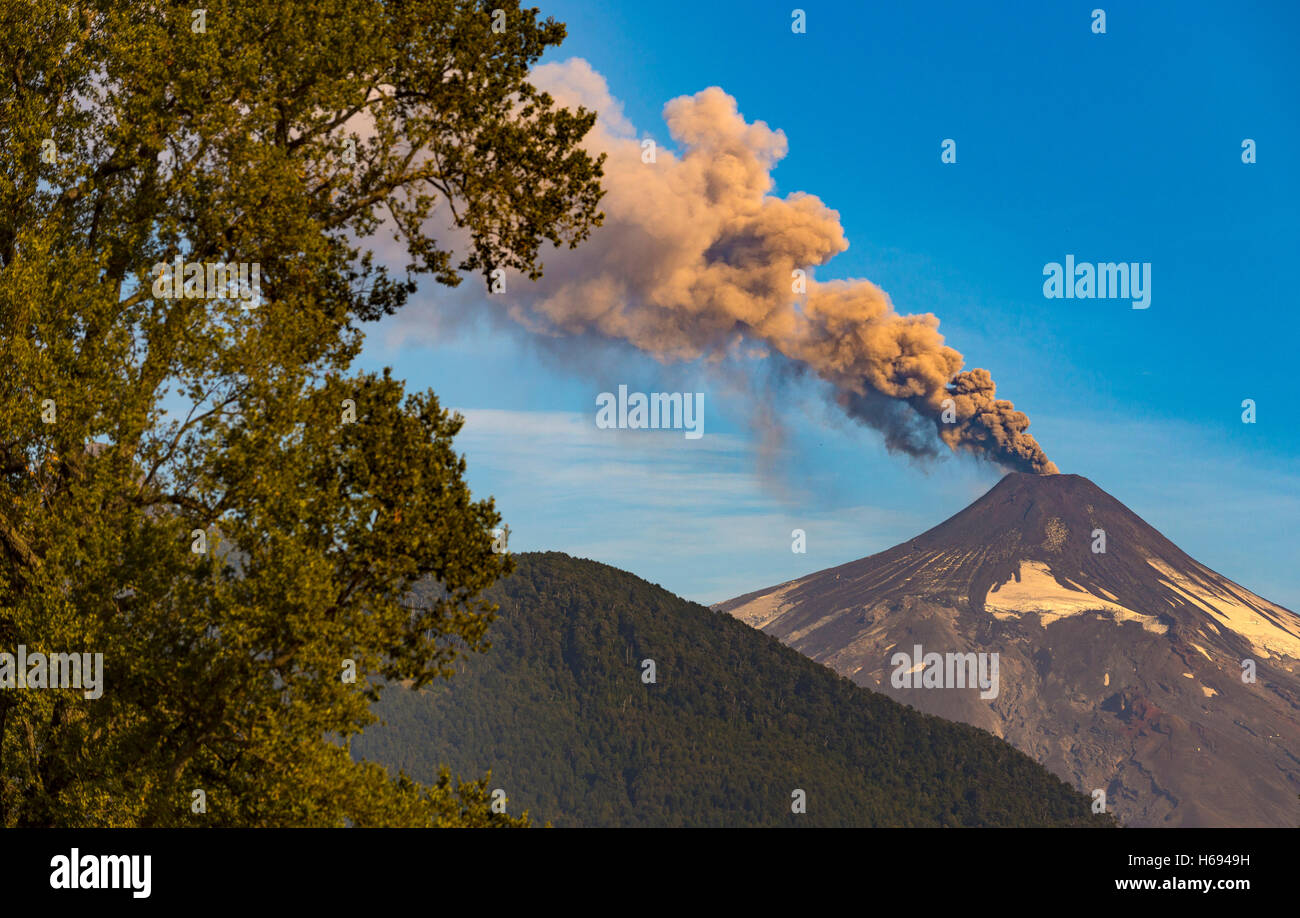 Vulcano Villarrica nell'Araucania Distrit, Patagonia, Cile. Volcan Villarrica, Araucania. Mapuches terra Foto Stock