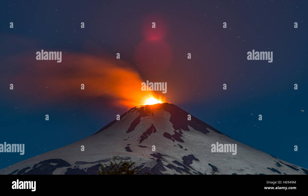 Vulcano Villarrica nell'Araucania Distrit, Patagonia, Cile. Volcan Villarrica, Araucania. Mapuches terra Foto Stock