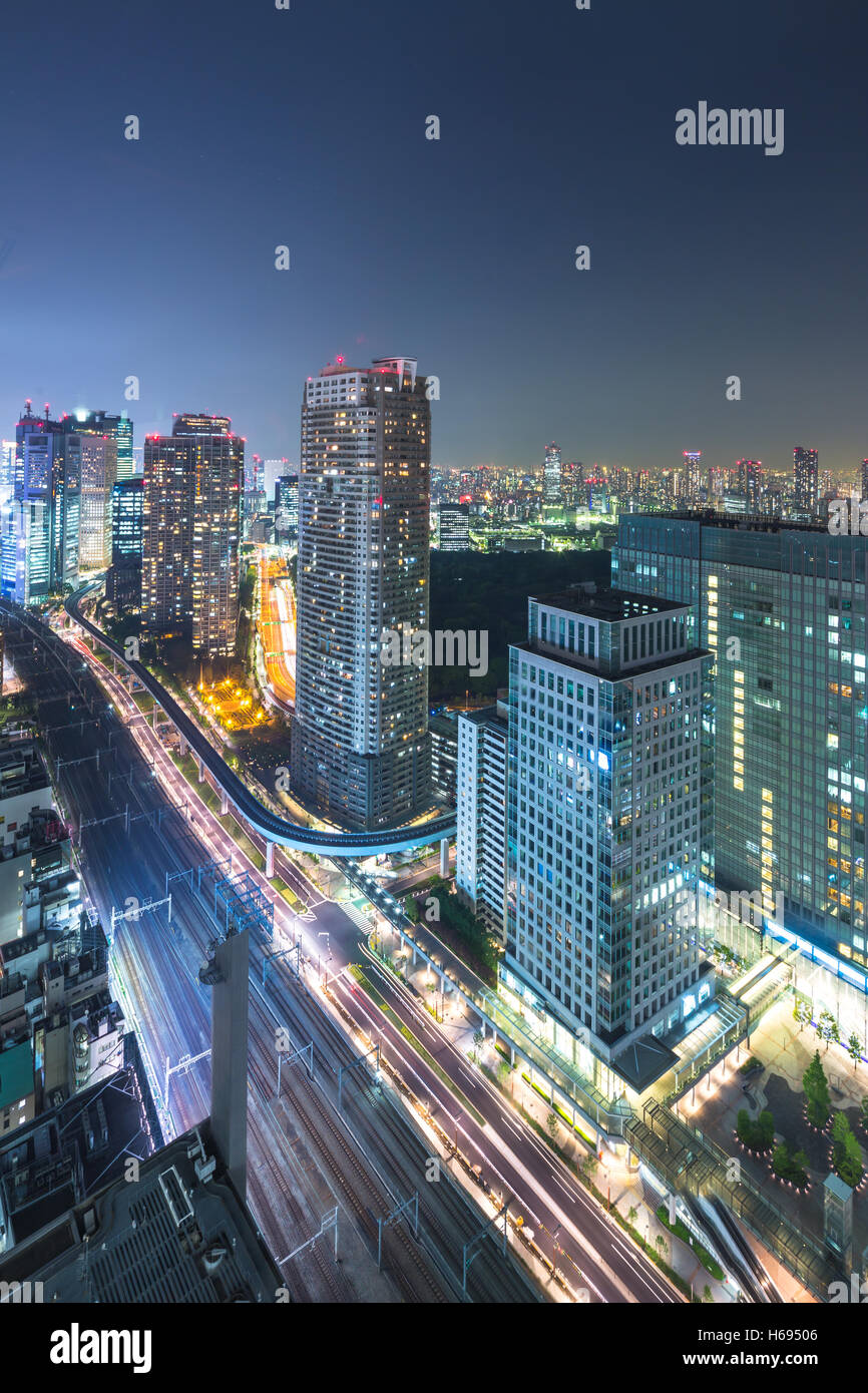 Paesaggio urbano e lo skyline di Tokyo di notte sulla vista dall alto edificio vicino stazione ferroviaria Foto Stock
