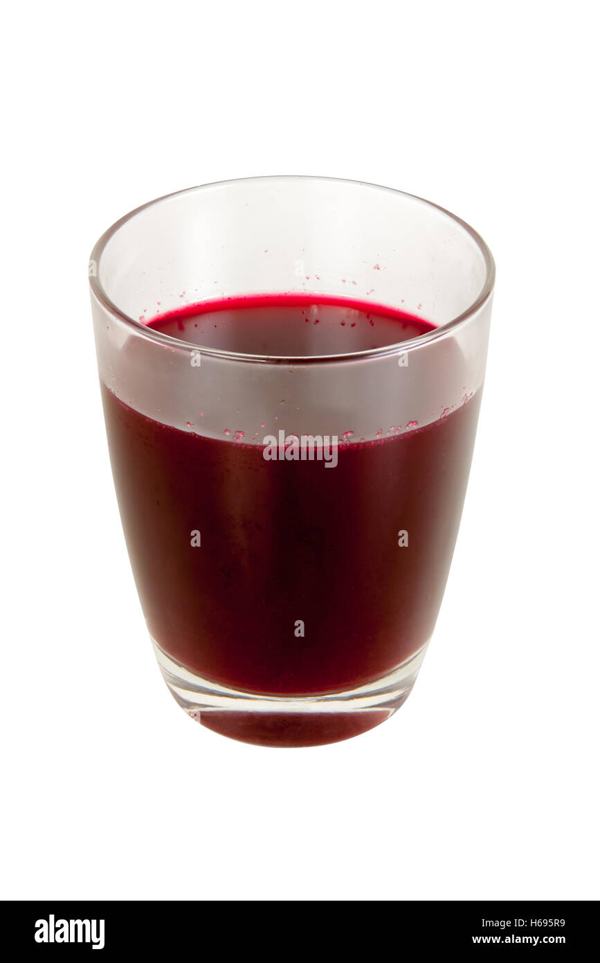 Fresco di radice di barbabietola succo di frutta in vetro di bevande isolato su sfondo bianco di oggetti con i tracciati di ritaglio Foto Stock