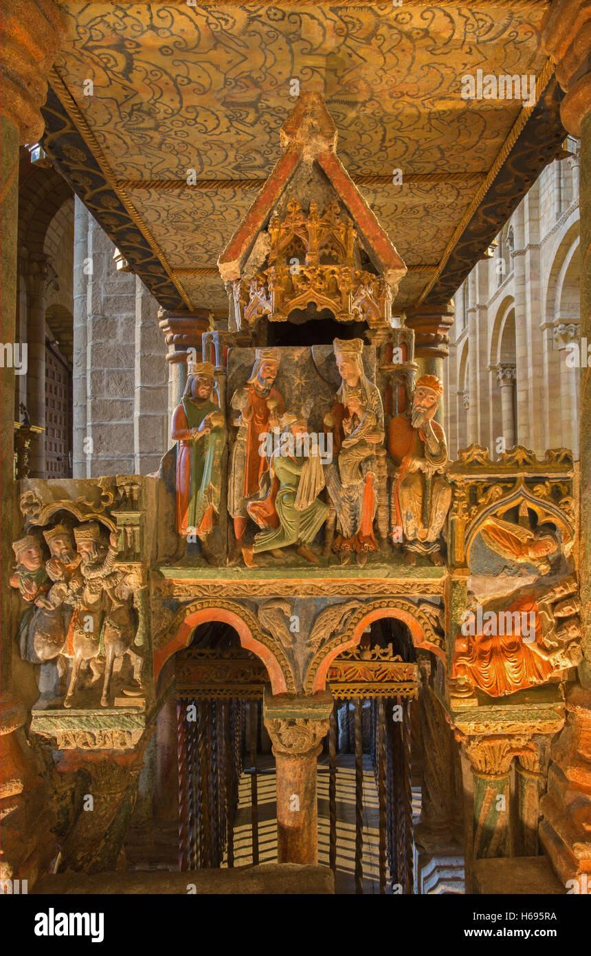AVILA, Spagna, aprile - 19, 2016: il dettaglio dei tre Re Magi sul romanico policromo monumento funebre Foto Stock