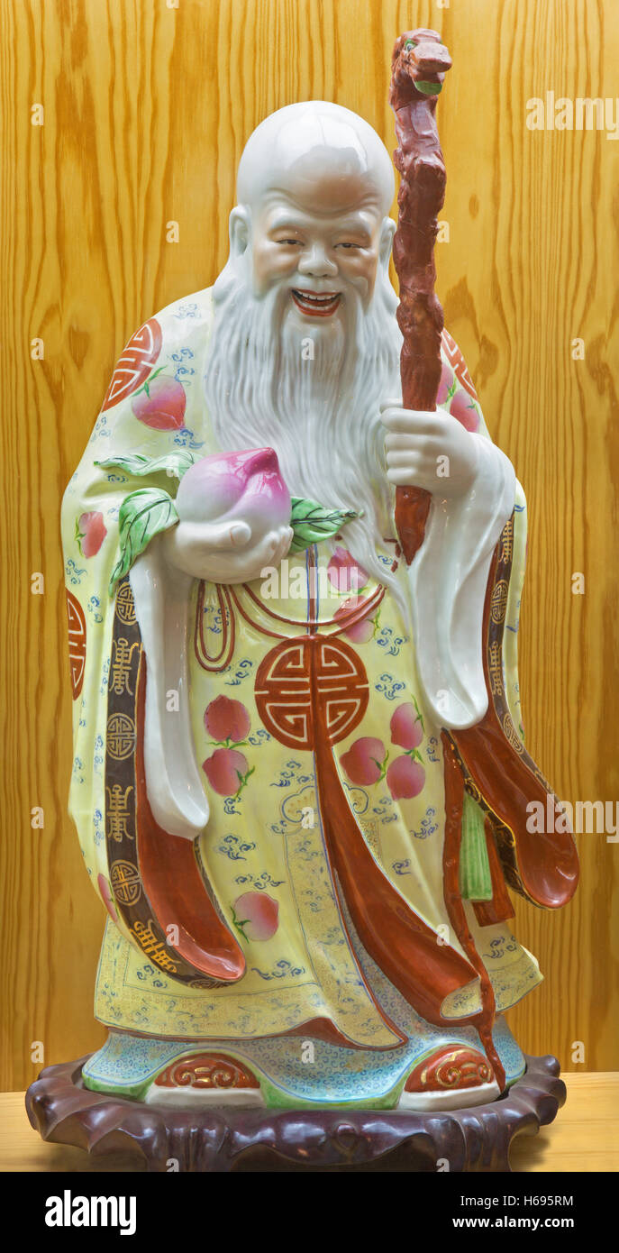AVILA, Spagna, aprile - 18, 2016: la porcellana cinese Famille Rose figura del Tao Lucky dèi (Longevità - Shou) Foto Stock