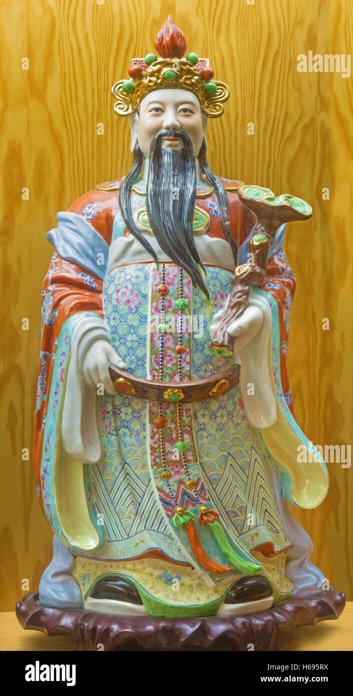 AVILA, Spagna, aprile - 18, 2016: la porcellana cinese Famille Rose figura del Tao Lucky dèi (prosperità - Fu) Foto Stock