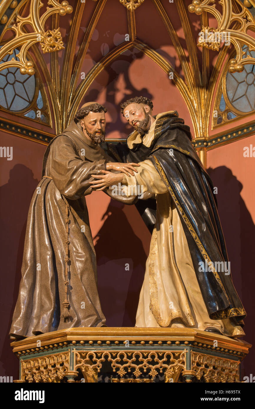 Avila - incisa la statua policroma di San Francesco e di San Domenico nella chiesa di Real Monasterio de Santo Tomas. Foto Stock