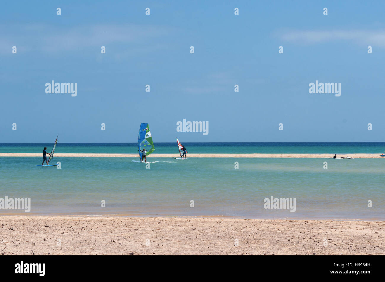 Fuerteventura Isole Canarie Nord Africa: windsurf pratica per principianti nell'acqua cristallina laguna sulla spiaggia di Playa de Jandia Foto Stock