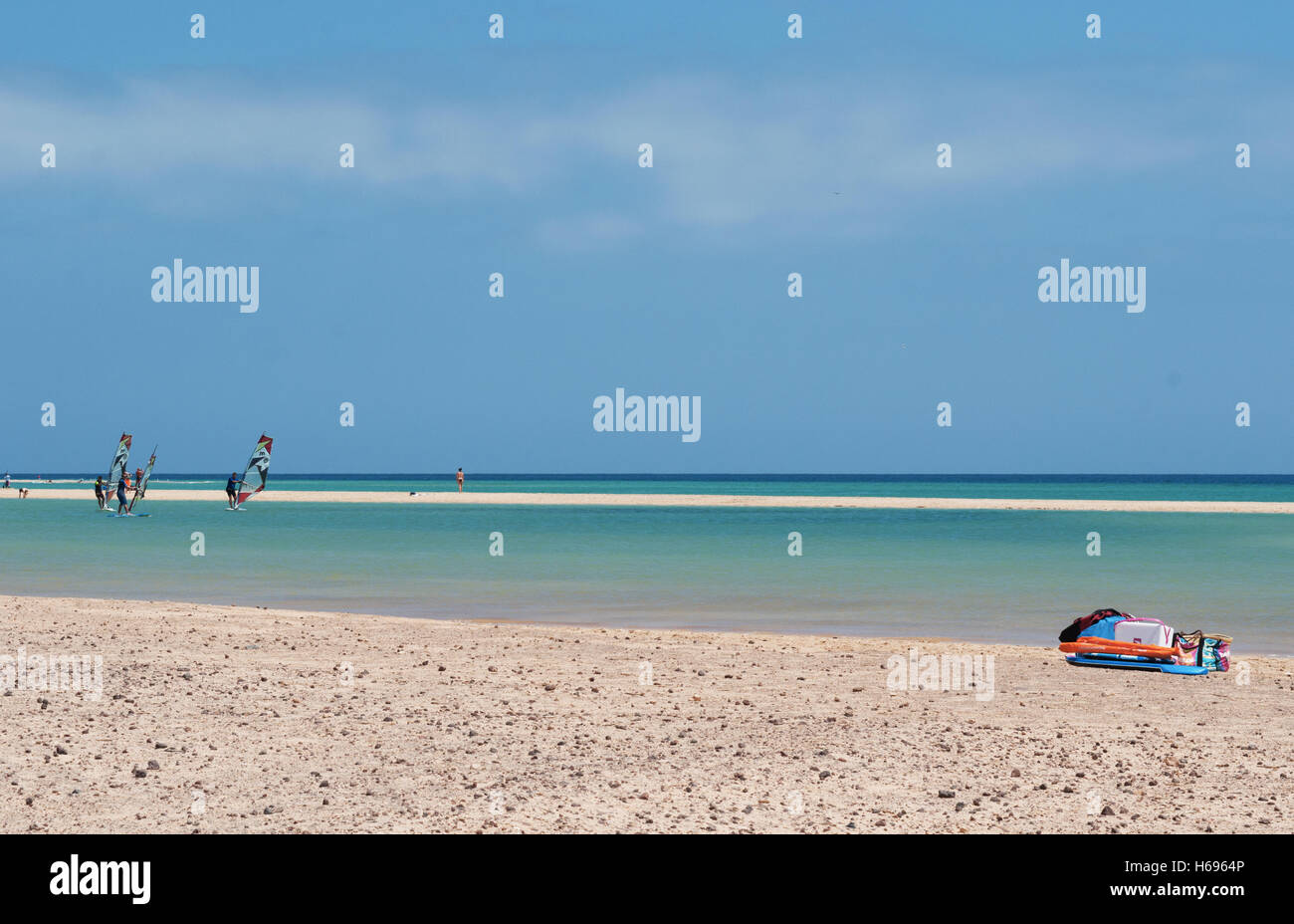 Fuerteventura Isole Canarie Nord Africa: windsurf pratica per principianti nell'acqua cristallina laguna sulla spiaggia di Playa de Jandia Foto Stock