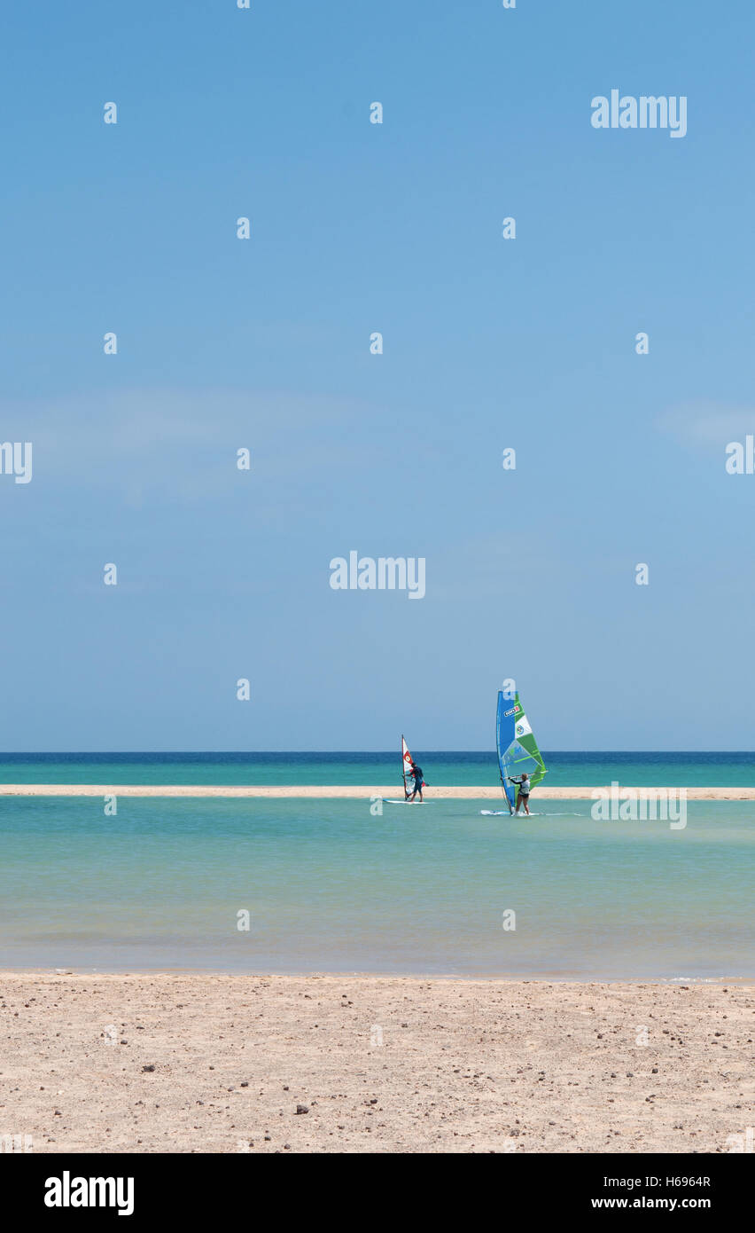 Fuerteventura Isole Canarie Nord Africa: windsurf pratica per principianti nell'acqua cristallina laguna sulla spiaggia di Playa de Jandia Foto Stock