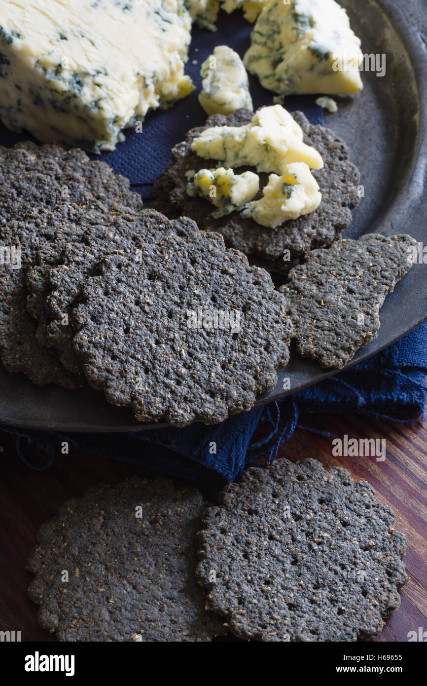 Carbone di legna biscotti con coppia inglese del formaggio Stilton Foto Stock