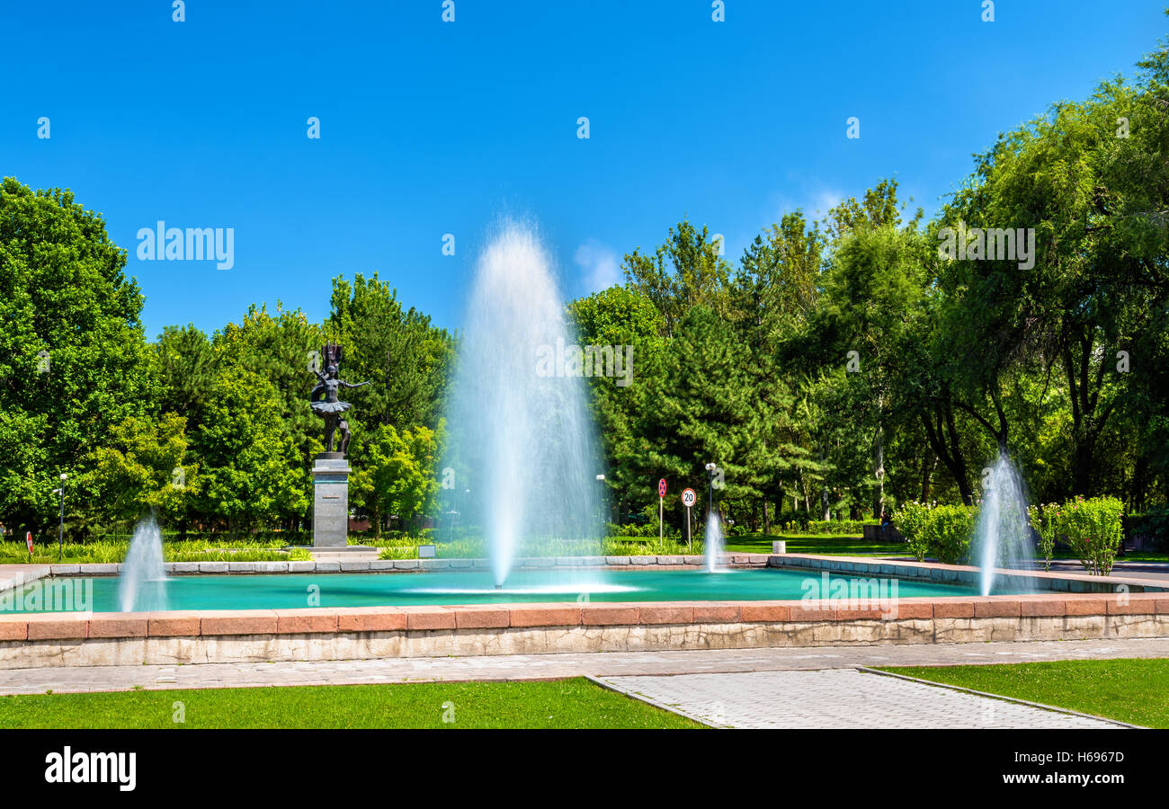 Fontana al nazionale del Kirghizistan Opera e Balletto a Bishkek Foto Stock