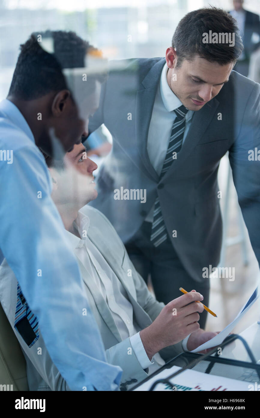 Gli imprenditori a discutere su documento Foto Stock