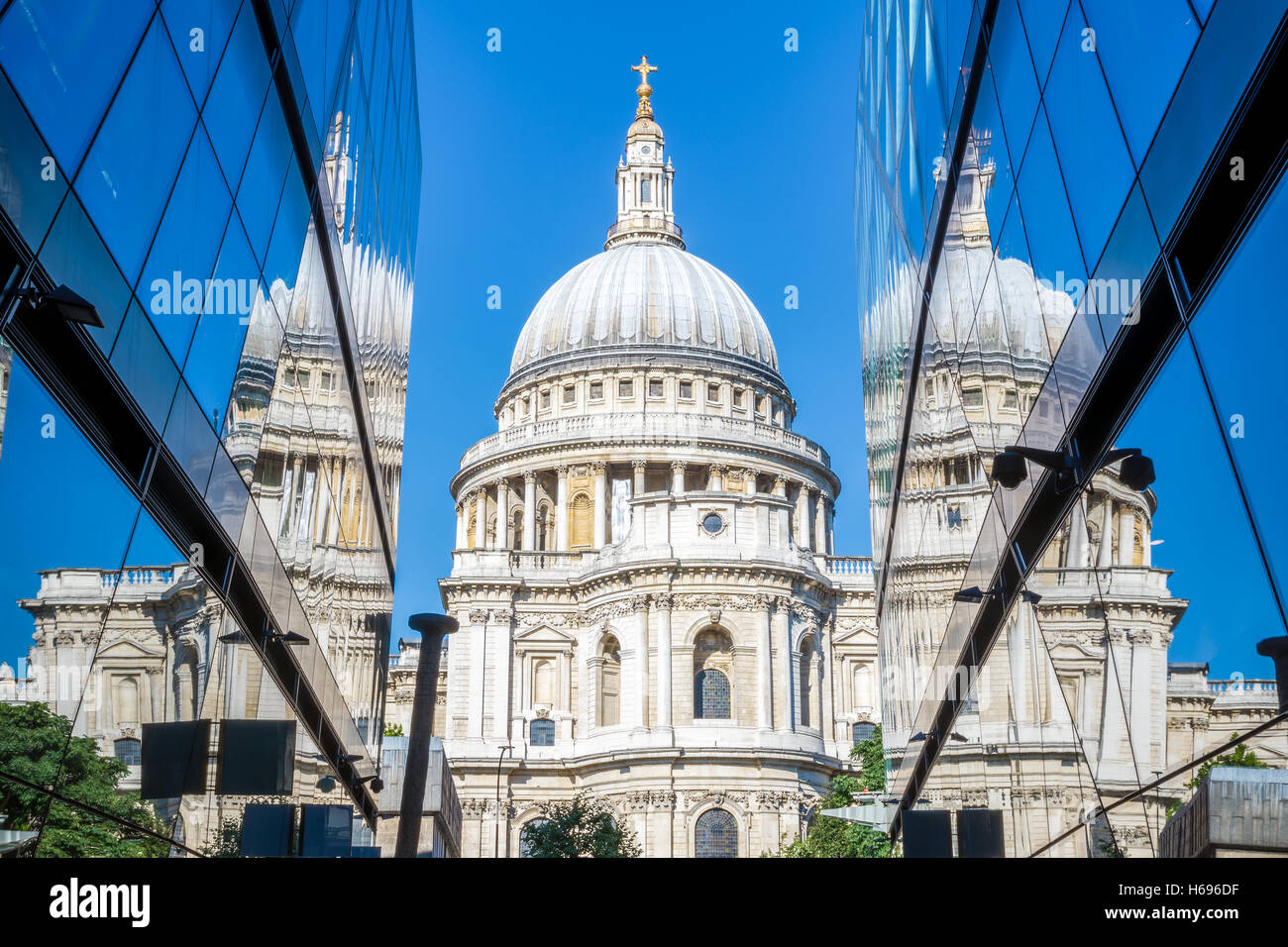 La Cattedrale di St Paul e la sua riflessione da pareti di vetro di un nuovo edificio di modifica a Londra Foto Stock