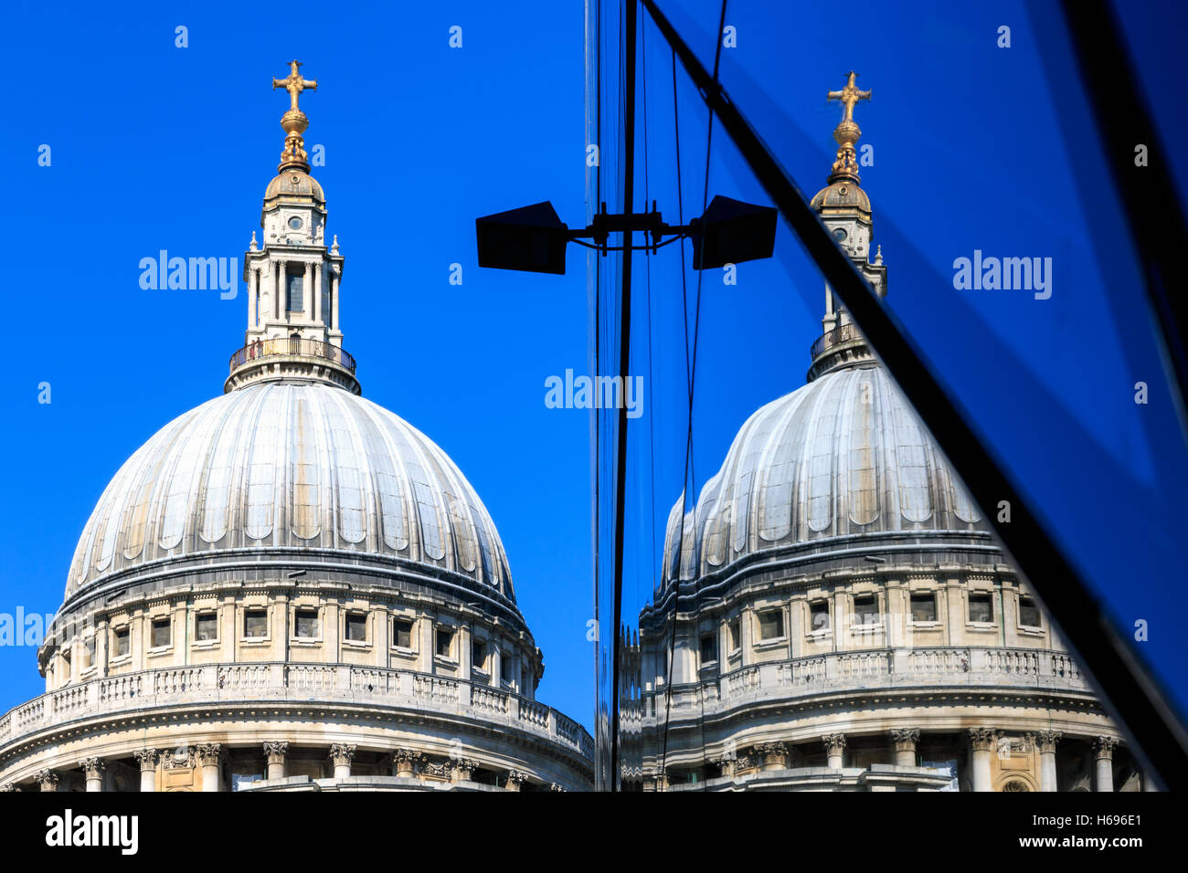 La Cattedrale di St Paul e la sua riflessione da pareti di vetro di un nuovo edificio di modifica a Londra Foto Stock